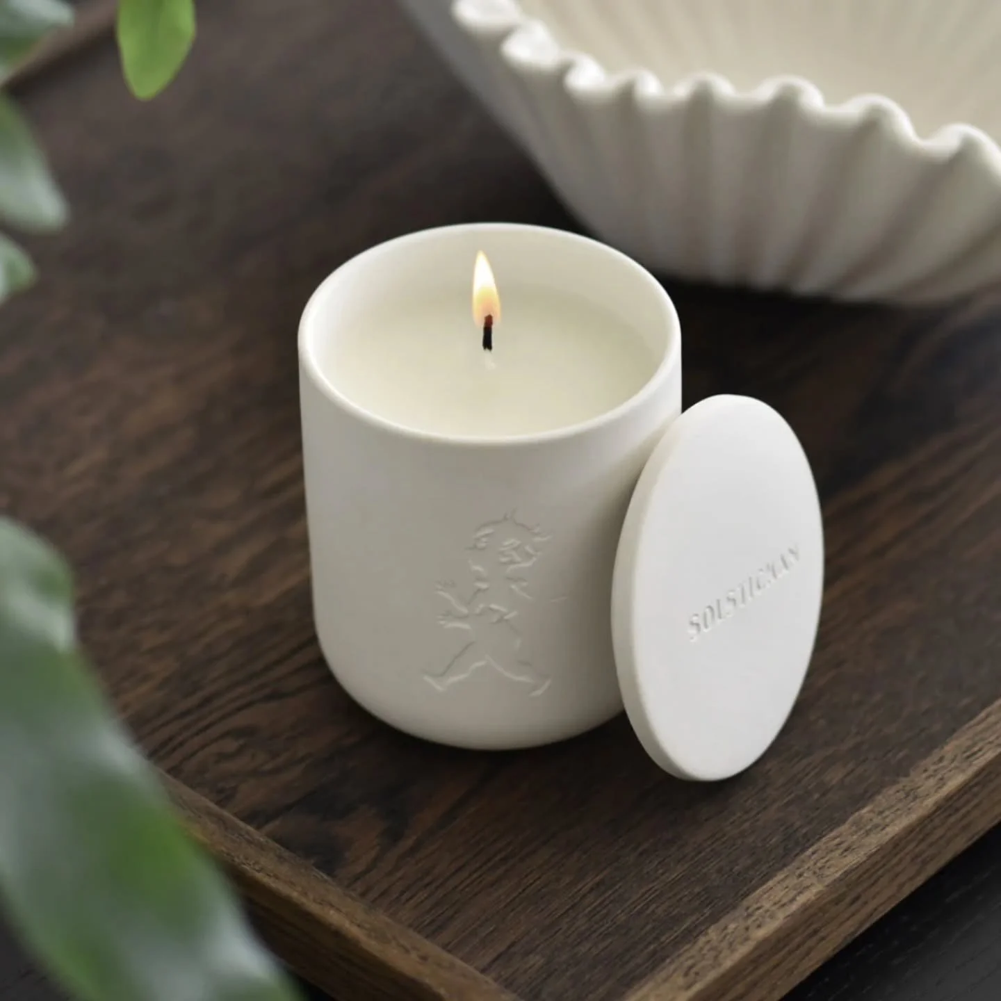 Doftljus i keramik, ett stilrent inslag som skapar lugn och st&auml;mning i hemmet.

V&aring;ra doftljus i keramik &auml;r tillverkade med naturligt vax och dofter som ger en mjuk, balanserad k&auml;nsla i rummet.

Du kan enkelt &aring;teranv&auml;nd