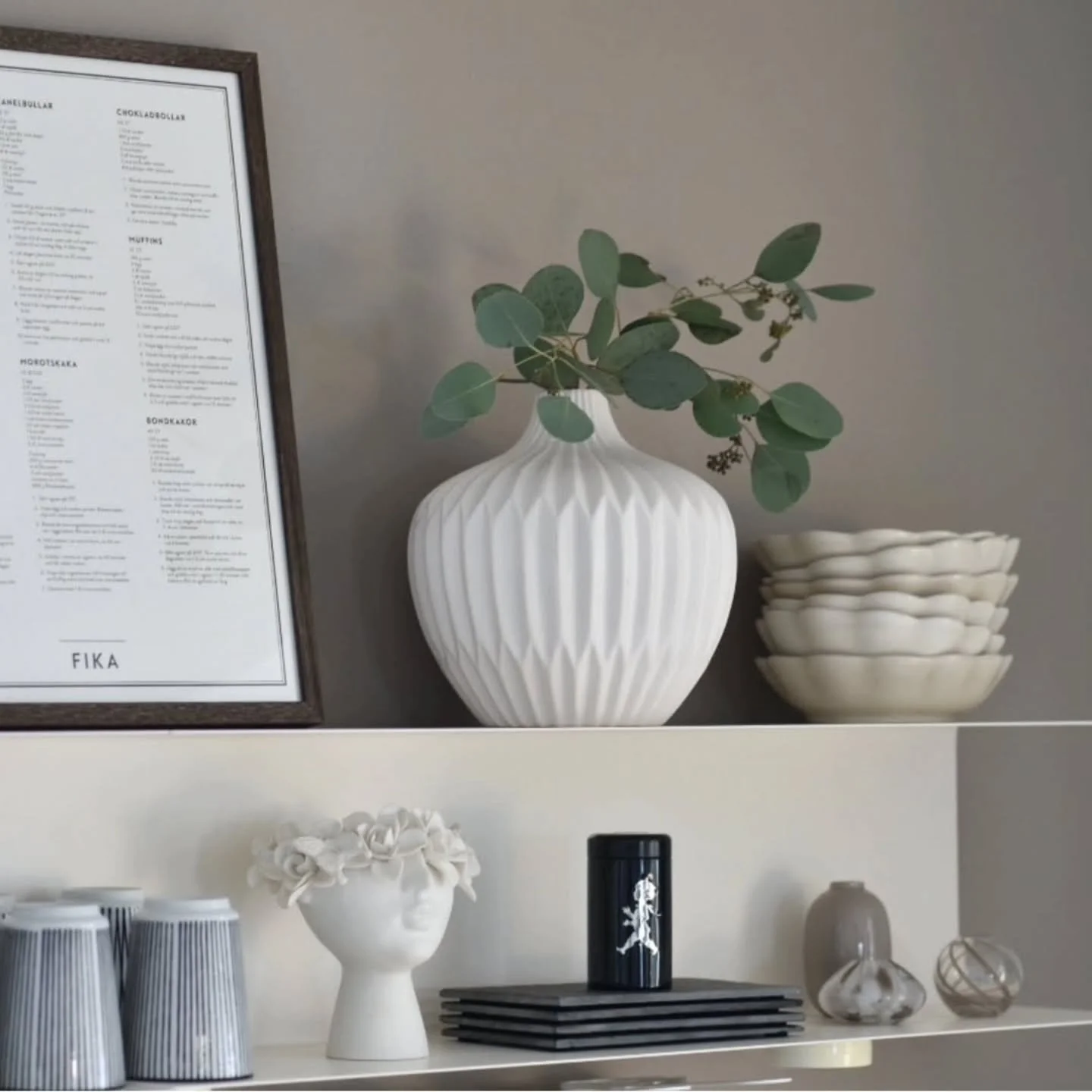 V&aring;ra stiliga t&auml;ndsticksr&ouml;r kan smyga sig in lite var stans i inredningen 🖤 k&ouml;p till refillask inneh&aring;llande t&auml;ndstickor och pl&aring;n f&ouml;r att f&ouml;rl&auml;nga livstiden🍃