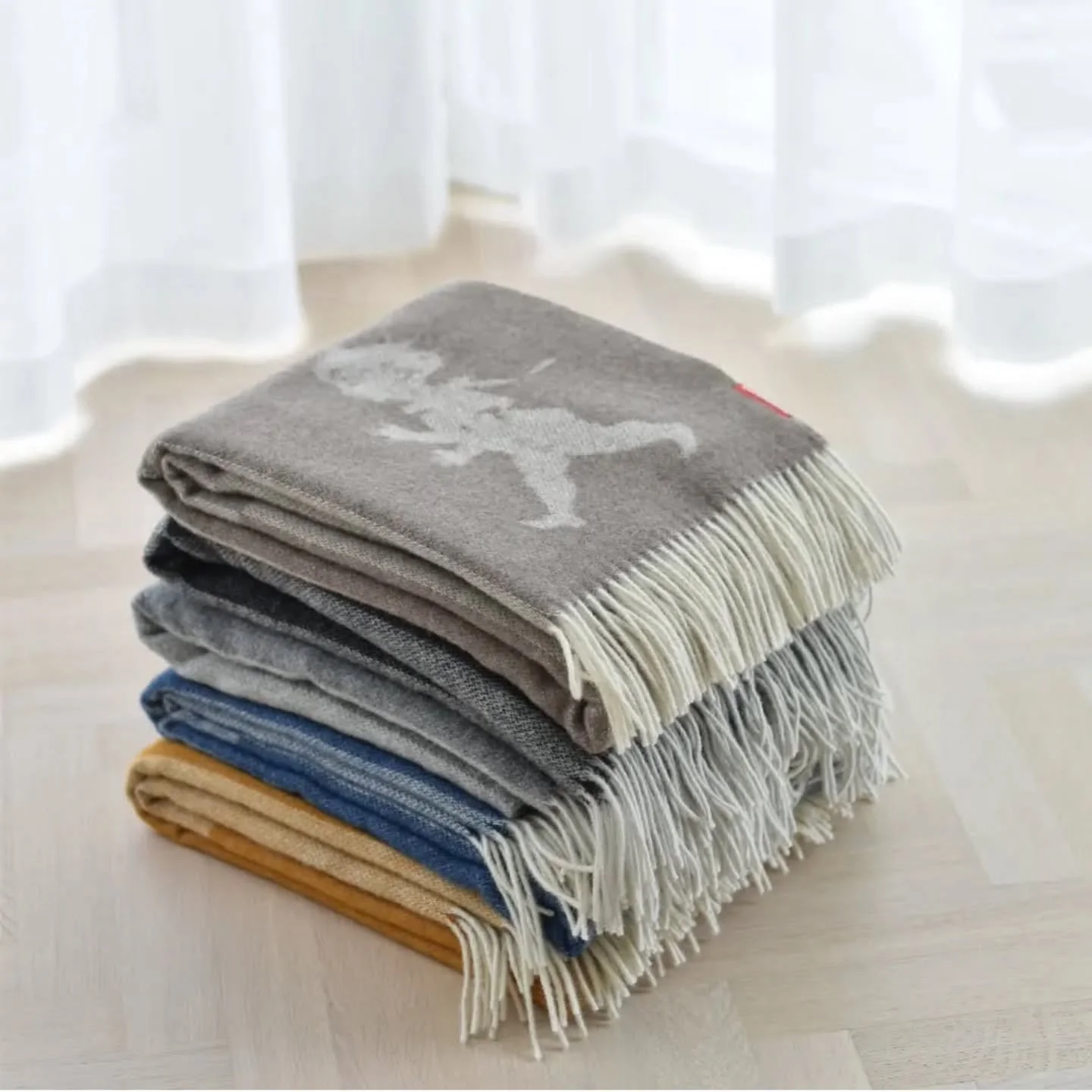 Pl&auml;dar i ull fr&aring;n Nya Zeeland, perfekt att svepa om sig en h&ouml;stkv&auml;ll som denna 🖤🍁🍂