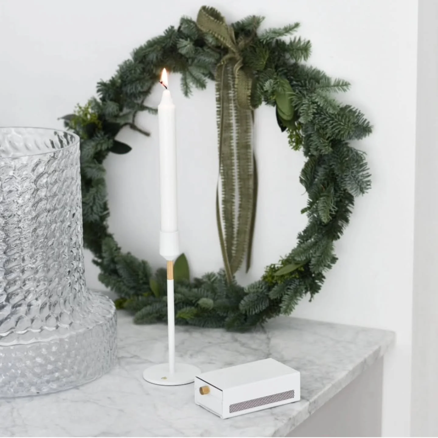 Kombinera t&auml;ndsticksfodral med ljusstake i pulverlackad st&aring;l med detaljer I m&auml;ssing 😍🖤klicka in via produkttaggen