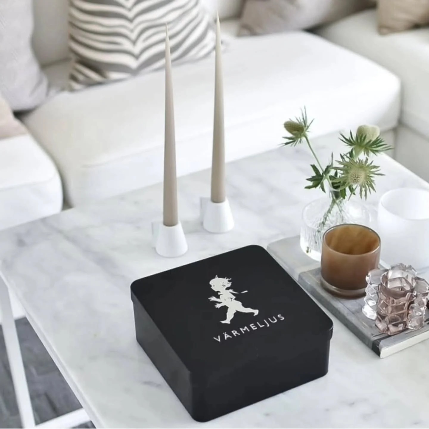 V&auml;rmeljusl&aring;da 🖤 en snygg och praktisk l&aring;da f&ouml;r f&ouml;rvaring av v&auml;rmeljus 🔥 Med tanke p&aring; &aring;tg&aring;ngen s&aring;h&auml;r &aring;rs vill man ha den tillg&auml;nglig 😍