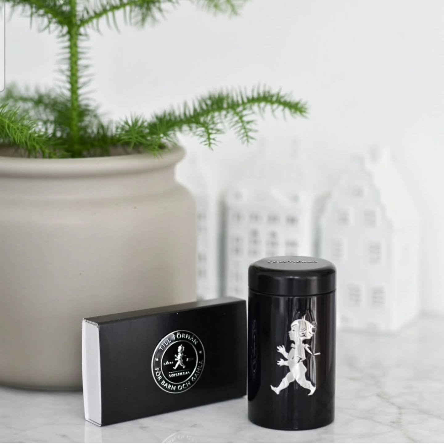 Fram till midnatt erbjuder vi &aring;rets b&auml;sta rabatt p&aring; solstickandesign.se 
Passa p&aring; att klicka hem julklappar till riktigt fina priser🖤 rabattkod hittar ni i tidigare inl&auml;gg.