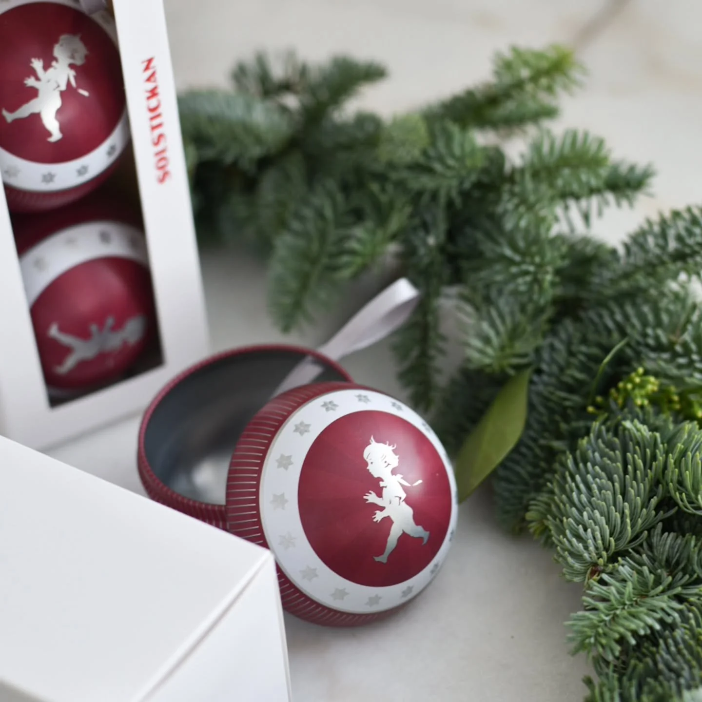 G&ouml;m undan julgodis till julgransplundring i dessa 2-delade julgranskulor. Just nu hittar ni dessa i 3-pack till riktigt bra pris🌲