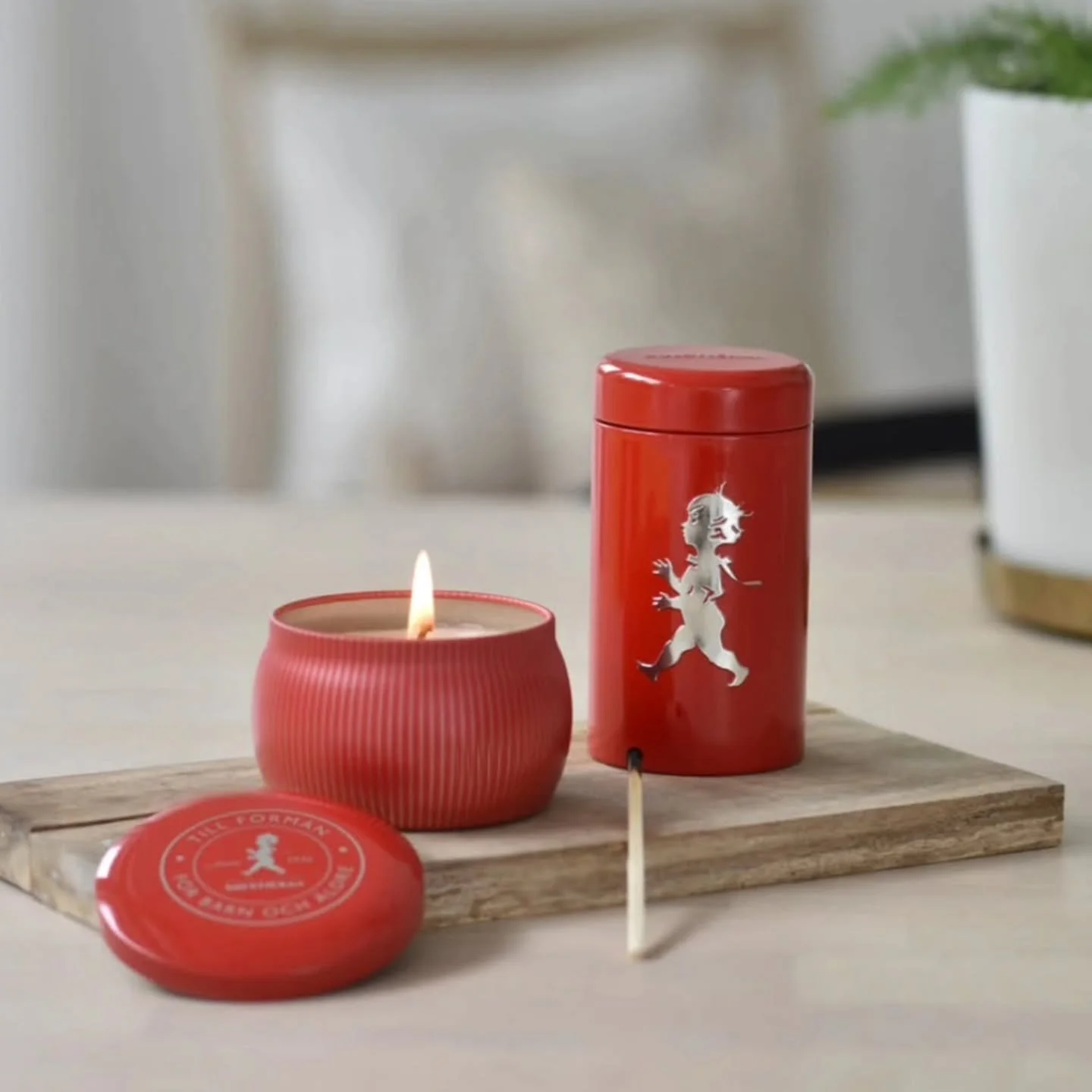 Julig st&auml;mning med doftljus och t&auml;ndsticksr&ouml;r I r&ouml;d f&auml;rg ❤️🎅