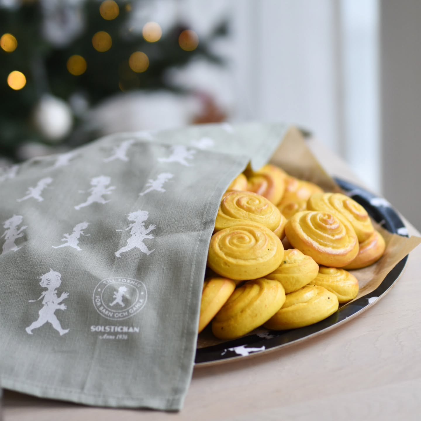 I v&aring;rt sortiment hittar ni fina k&ouml;kstextilier, perfekt vid bakning och matlagning 🥰🌲