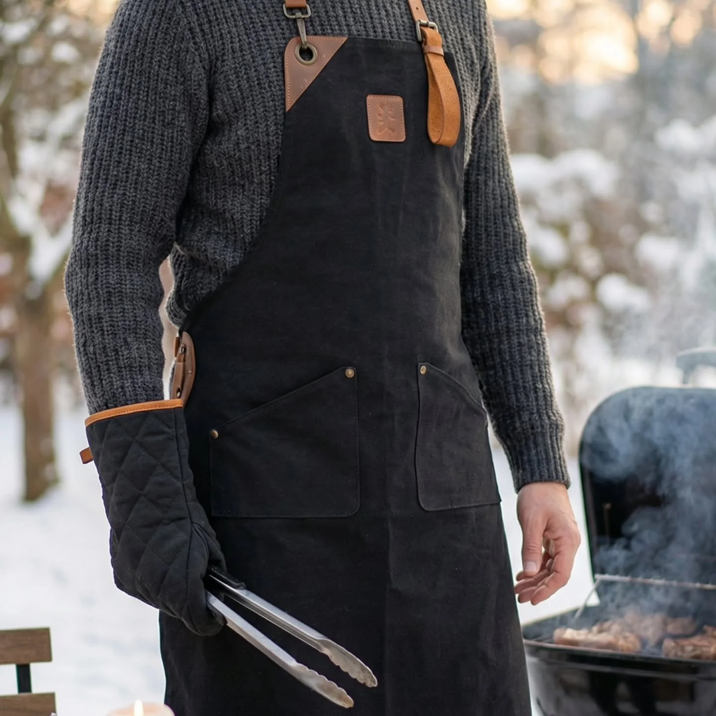 Nyheter i canvas och l&auml;der!

Tre stilrena nyheter i slitstark canvas med exklusiva detaljer i &auml;kta l&auml;der.&nbsp;

Perfekta julklappar f&ouml;r hemmet och grillen🖤🌲