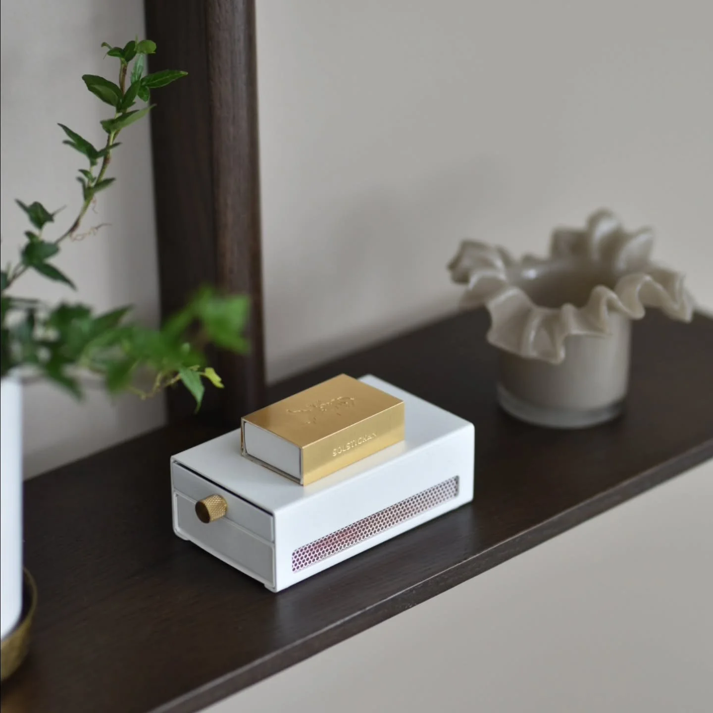 T&auml;ndsticksfodral 🖤 v&aring;rt stora fodral i pulverlackad st&aring;l med fack f&ouml;r anv&auml;nda t&auml;ndstickor och v&aring;rt nya tillskott, ett litet fodral f&ouml;r den lilla asken.