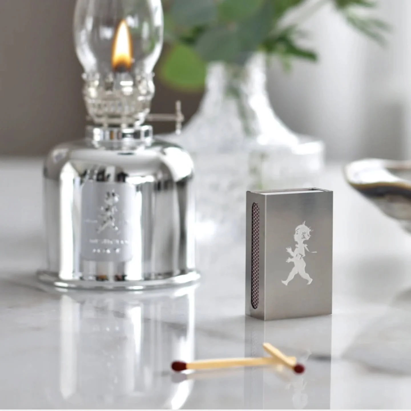 V&aring;rt t&auml;ndsticksfodral i silver eller elegant m&auml;ssing &auml;r designad f&ouml;r de mindre t&auml;ndsticksaskarna. Perfekta i handen, vackra p&aring; bordet.&nbsp;

Fodralet levereras i en stilfull dragl&aring;da, perfekt som present.&n