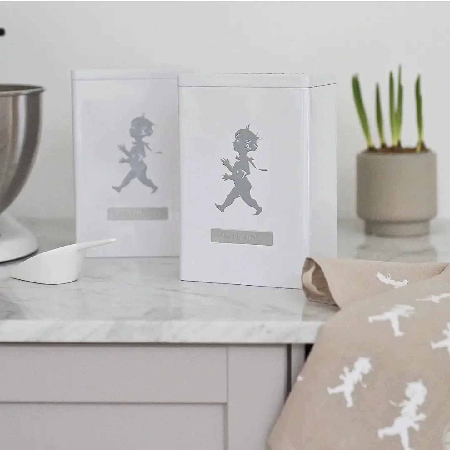 F&ouml;rvaring f&ouml;r k&ouml;ksl&aring;dorna 🖤 Dessa stiliga burkar i pl&aring;t hj&auml;lper till att h&aring;lla ordning i l&aring;dorna
Gl&ouml;m inte att k&ouml;pa till etiketter, dessa s&auml;ljs i 3-pack, kika in p&aring; solstickandesign.se