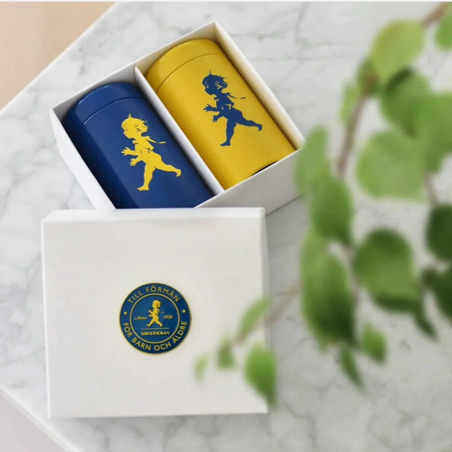 &Ouml;verraska med stil och elegans genom att ge bort v&aring;r exklusiva presentbox som inneh&aring;ller tv&aring; lyxiga t&auml;ndsticksr&ouml;r i pl&aring;t i matchande f&auml;rger som hyllar v&aring;rt &auml;lskade land - Sverige💙💛
Perfekt uppl