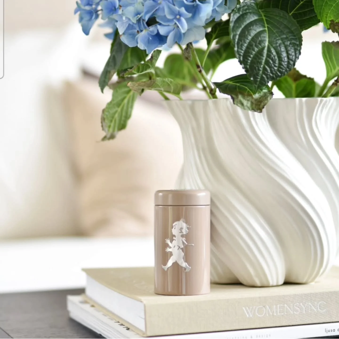 T&auml;ndsticksr&ouml;r i f&auml;rgen sand🖤 k&ouml;p till en refillask inneh&aring;llande pl&aring;n och t&auml;ndstickor s&aring; att du kan anv&auml;nda burken g&aring;ng p&aring; g&aring;ng 🌎♻️