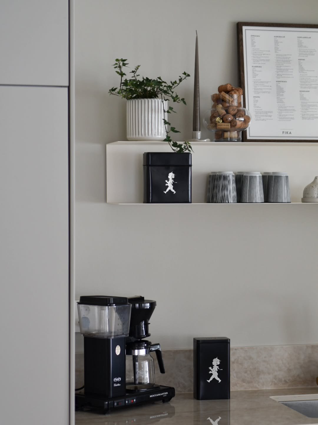 Kaffeburk och kaffefilterburk i pl&aring;t 🖤

F&ouml;rvara ditt kaffe och dina kaffefilter i dessa stiliga burkar, en riktig designklassiker😍 Finns i fler utf&ouml;randen p&aring; solstickandesign.se