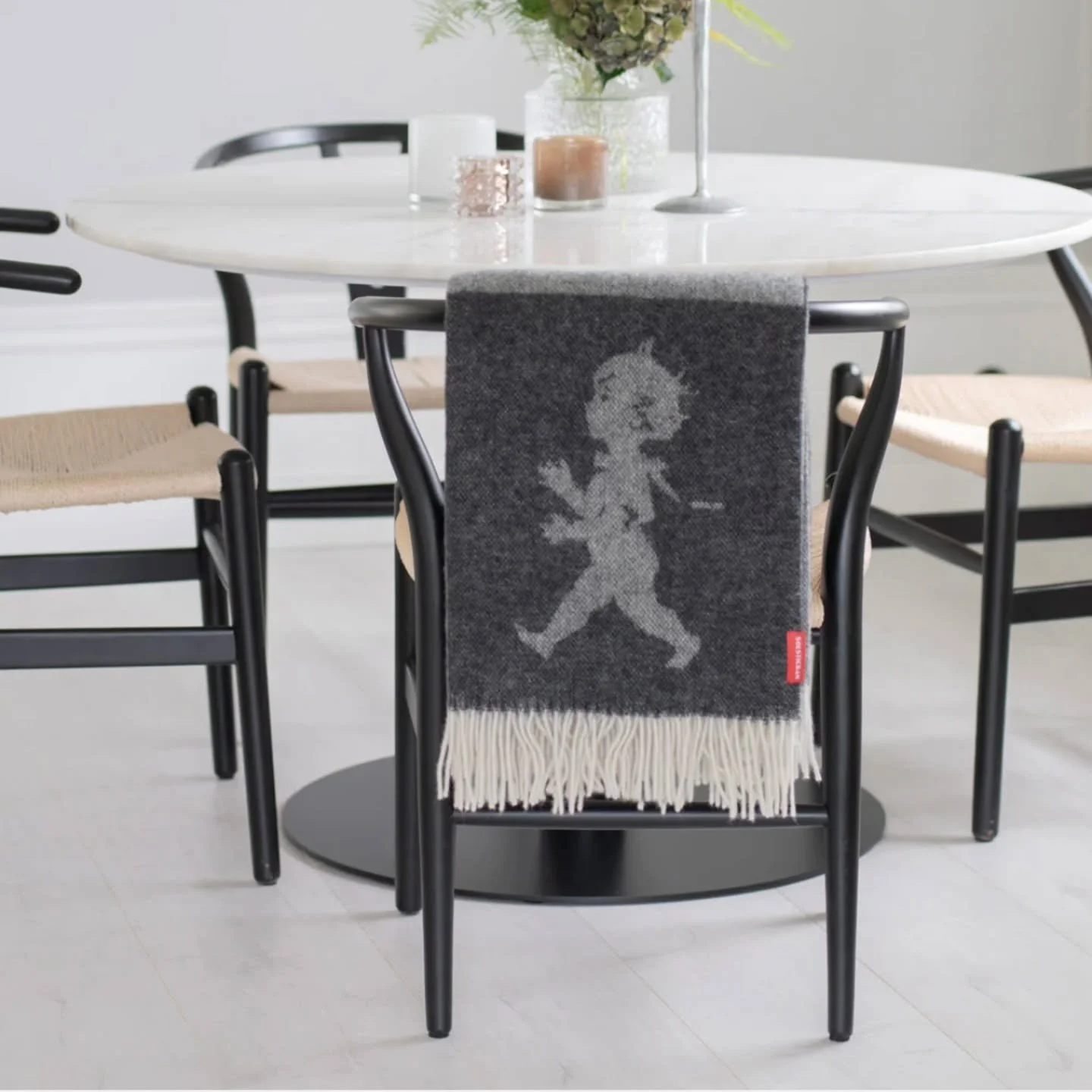 En mysig pl&auml;d tillverkad i 100% New Zeeland ull med fransar l&auml;ngs kortsidorna. M&ouml;nster med avbildning av den klassiska Solstickepojken ritad av Einar Nerman 1936.

H&auml;rlig att svepa om sig och en stilfull detalj i b&aring;de soffan