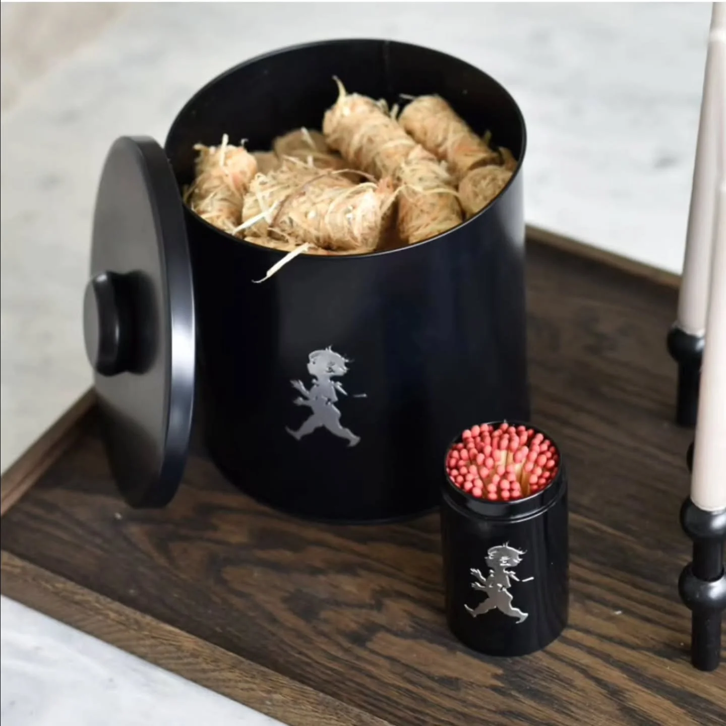 T&auml;ndullsburk med matchande t&auml;ndsticksr&ouml;r🖤
Ni hittar dessa p&aring; solstickandesign.se