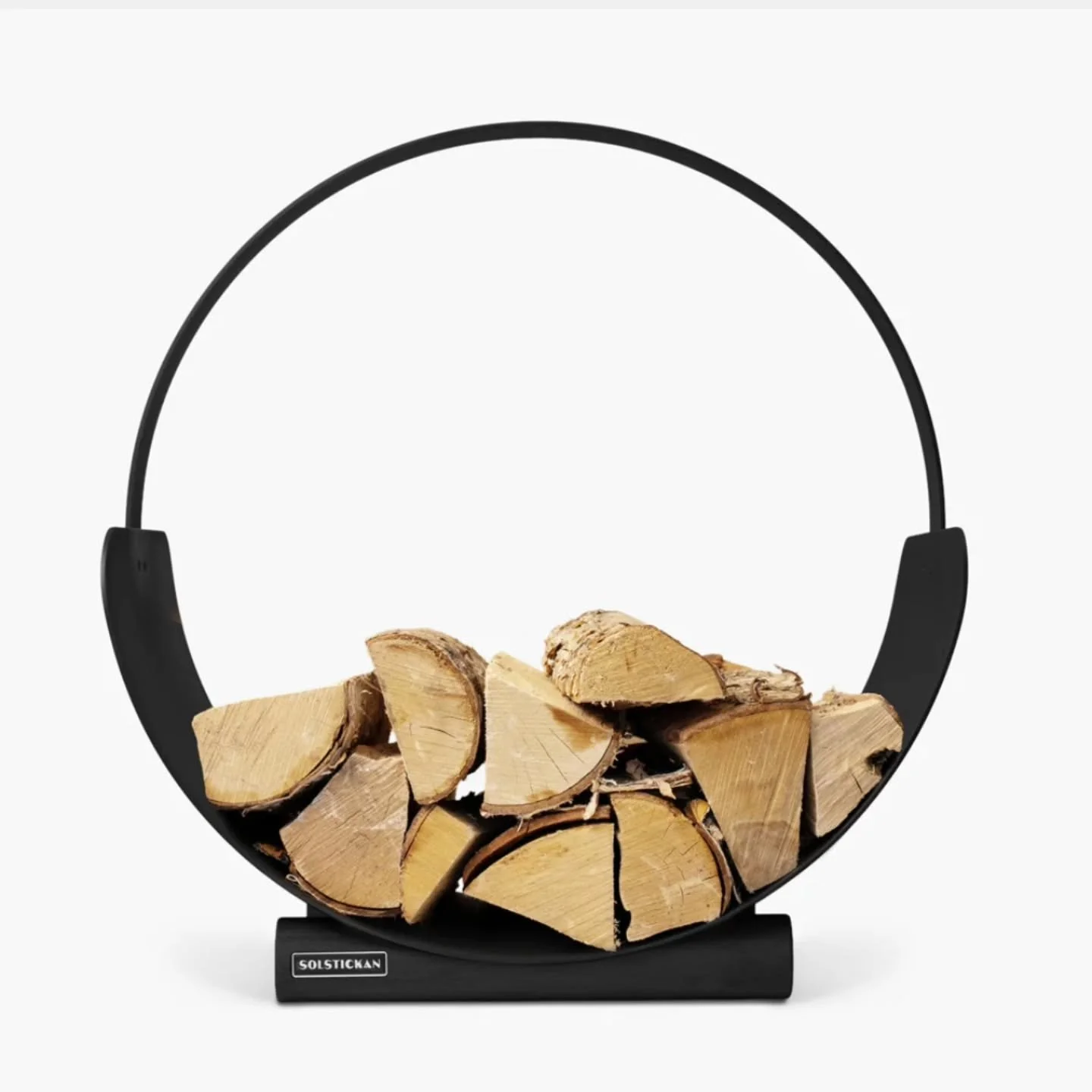 Stilren och praktiskt vedkorg🖤

Ge ditt hem en elegant och praktisk touch med v&aring;r runda vedkorg. Tillverkad i gedigna material som h&aring;ller &ouml;ver tid. Med sin tidl&ouml;sa design och vackra tr&auml;detaljer kombinerar den funktionalite