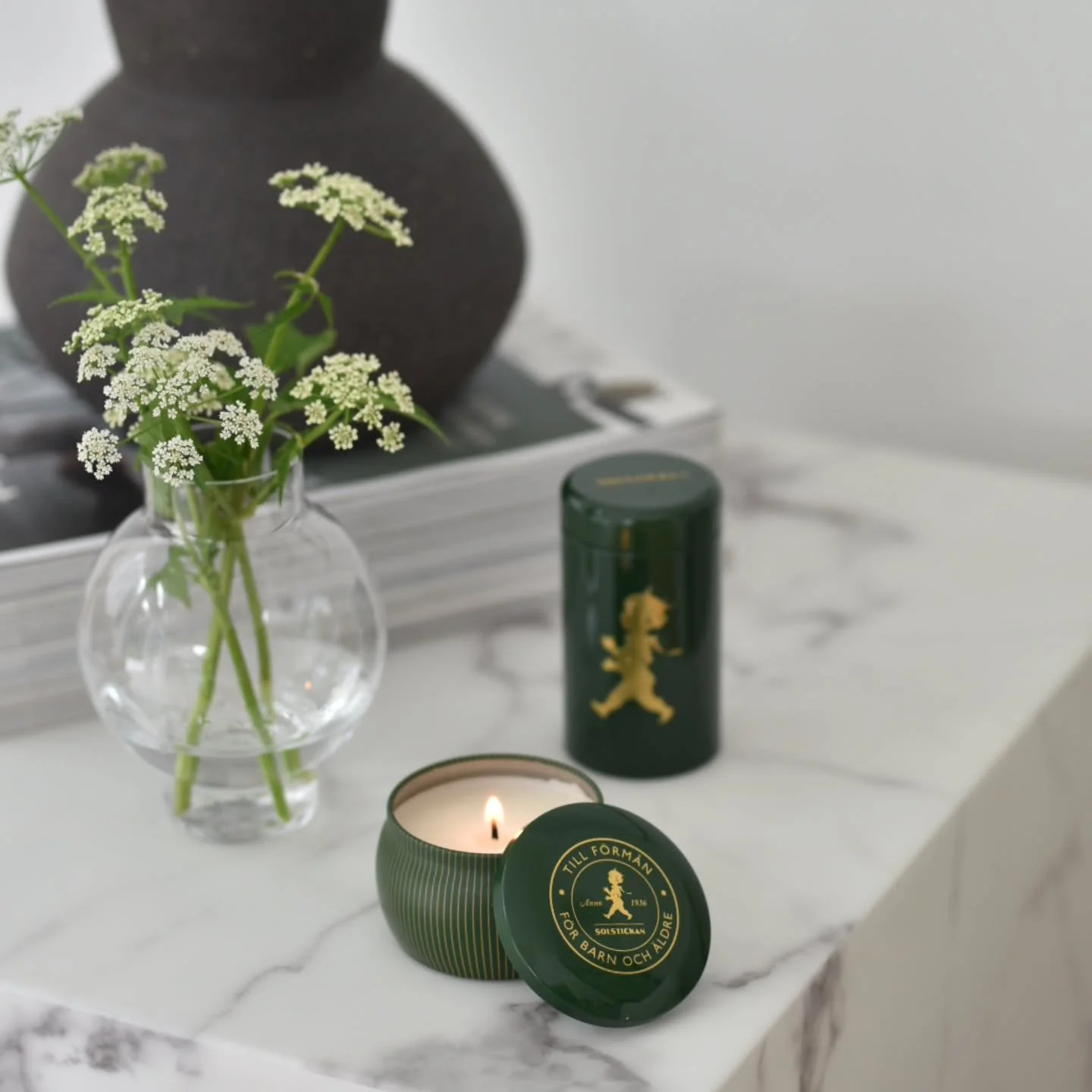 Lyxigt doftljus i h&ouml;g kvalitet med ett elegant lock i blankpolerat st&aring;l. Noga utvalda blandningar av naturliga dofter skapar st&auml;mning och sprider en h&auml;rlig v&auml;ldoft i ditt hem. N&auml;r vaxet &auml;r slut kan du &aring;teranv