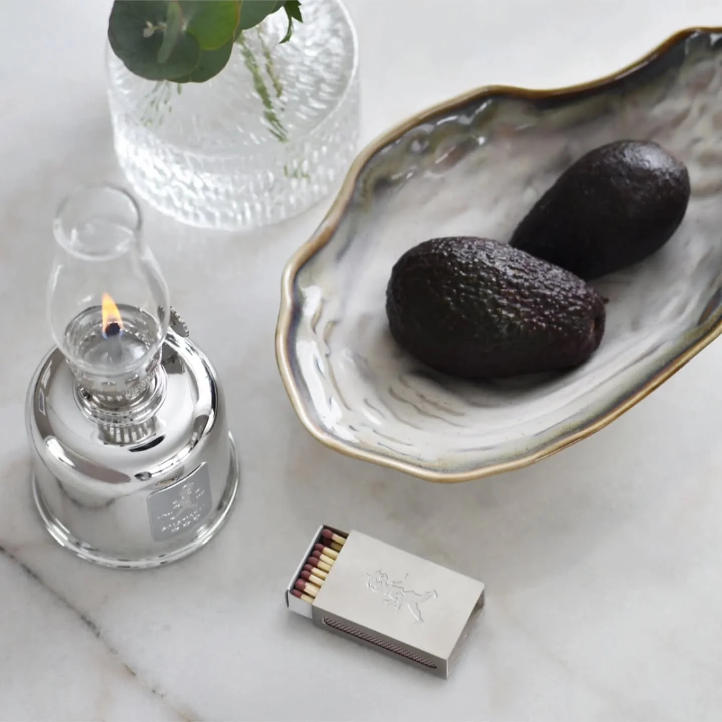 Elegant och funktionell &ndash; detta t&auml;ndsticksfodral f&ouml;rvandlar din vanliga t&auml;ndsticksask till en stilfull inredningsdetalj.

V&aring;rt t&auml;ndsticksfodral i silver eller elegant m&auml;ssing &auml;r designad f&ouml;r de mindre t&