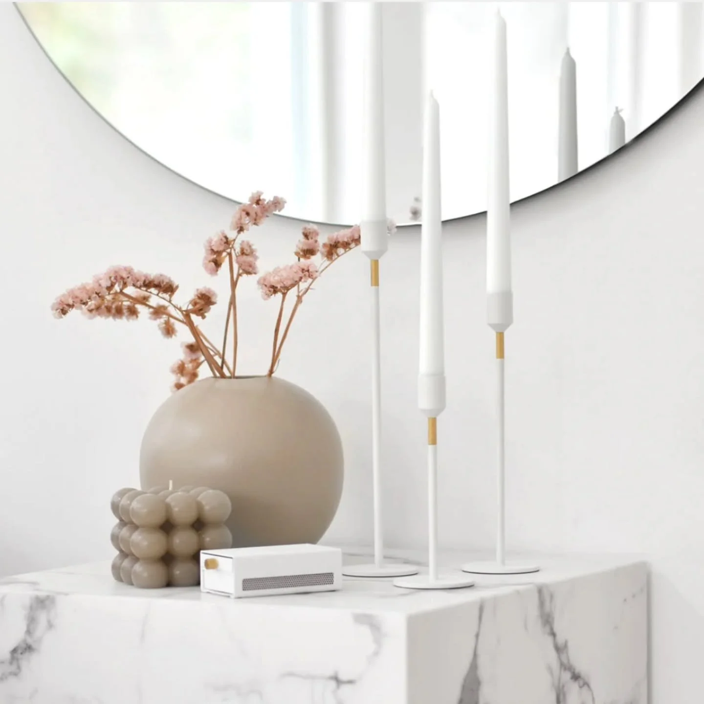 Vacker ljusstake i klassisk design med m&auml;ssingsdetaljer och en stadig cirkelformad fot.

En trendig och stilren inredningsdetalj i hemmet, perfekt b&aring;de till vardag och fest.

Nu till rabatterat pris under fliken kampanjer p&aring; solstick