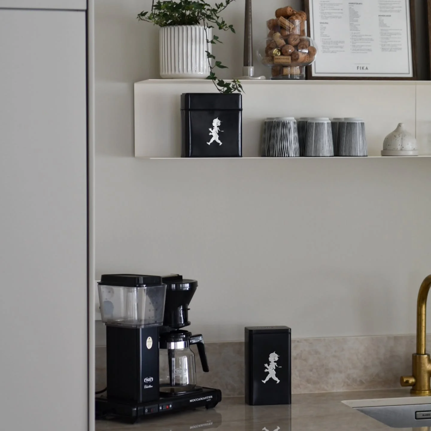 Kaffeburk och kaffefilterburk, perfect match🖤🔥
Stilig, praktisk svensk design n&auml;r den &auml;r som b&auml;st!