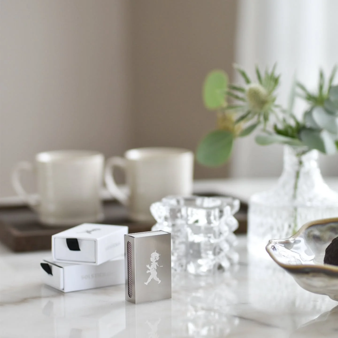 V&aring;rt t&auml;ndsticksfodral i silver eller elegant m&auml;ssing &auml;r designad f&ouml;r de mindre t&auml;ndsticksaskarna. Perfekta i handen, vackra p&aring; bordet.&nbsp;

Fodralet levereras i en stilfull dragl&aring;da, perfekt som present.&n
