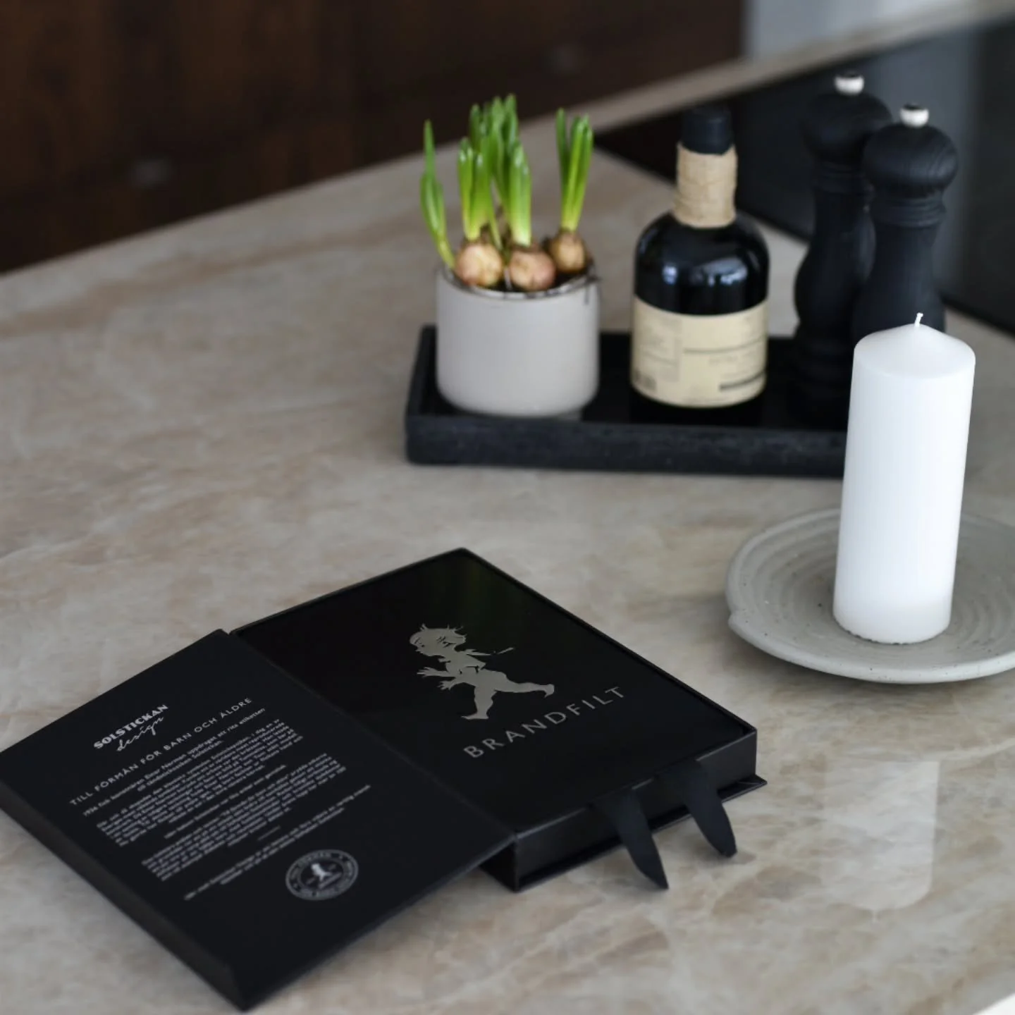 Brandfilt 🖤🔥 levereras i en snygg table book perfekt att g&ouml;mma undan prylar i. Brandfilten ska givetvis h&auml;nga p&aring; v&auml;ggen d&auml;r den &auml;r l&auml;tt &aring;tkomlig om olyckan skulle vara framme.