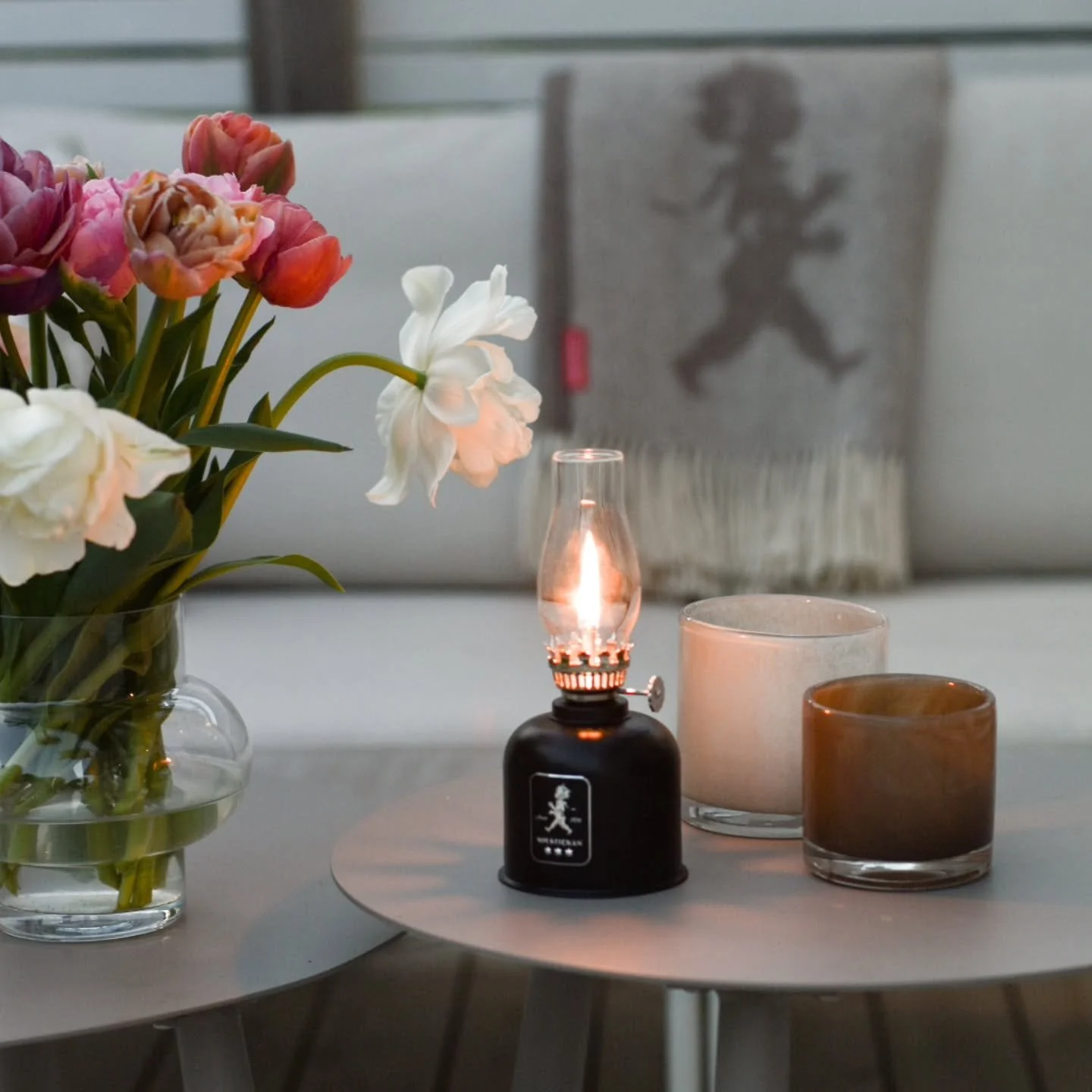 Skapa em st&auml;mningsfull belysning en sommarkv&auml;ll p&aring; altanen med denna snygga oljelampa fr&aring;n Solstickandesign 🖤😍