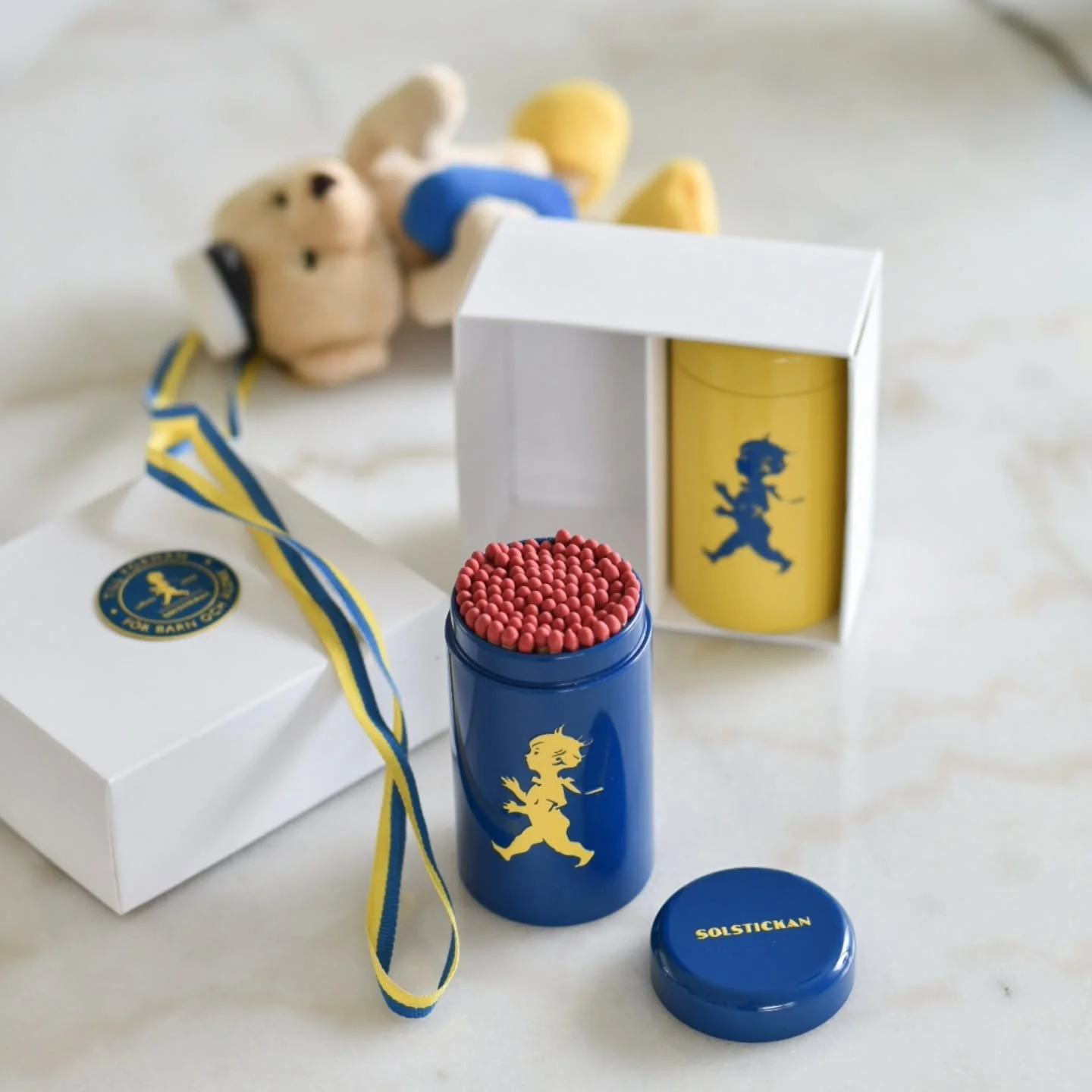 Studenten n&auml;rmar sig 🌸 dekorera borden eller ge bort en presentf&ouml;rpackning med bl&aring;/gula t&auml;ndsticksr&ouml;r💙💛