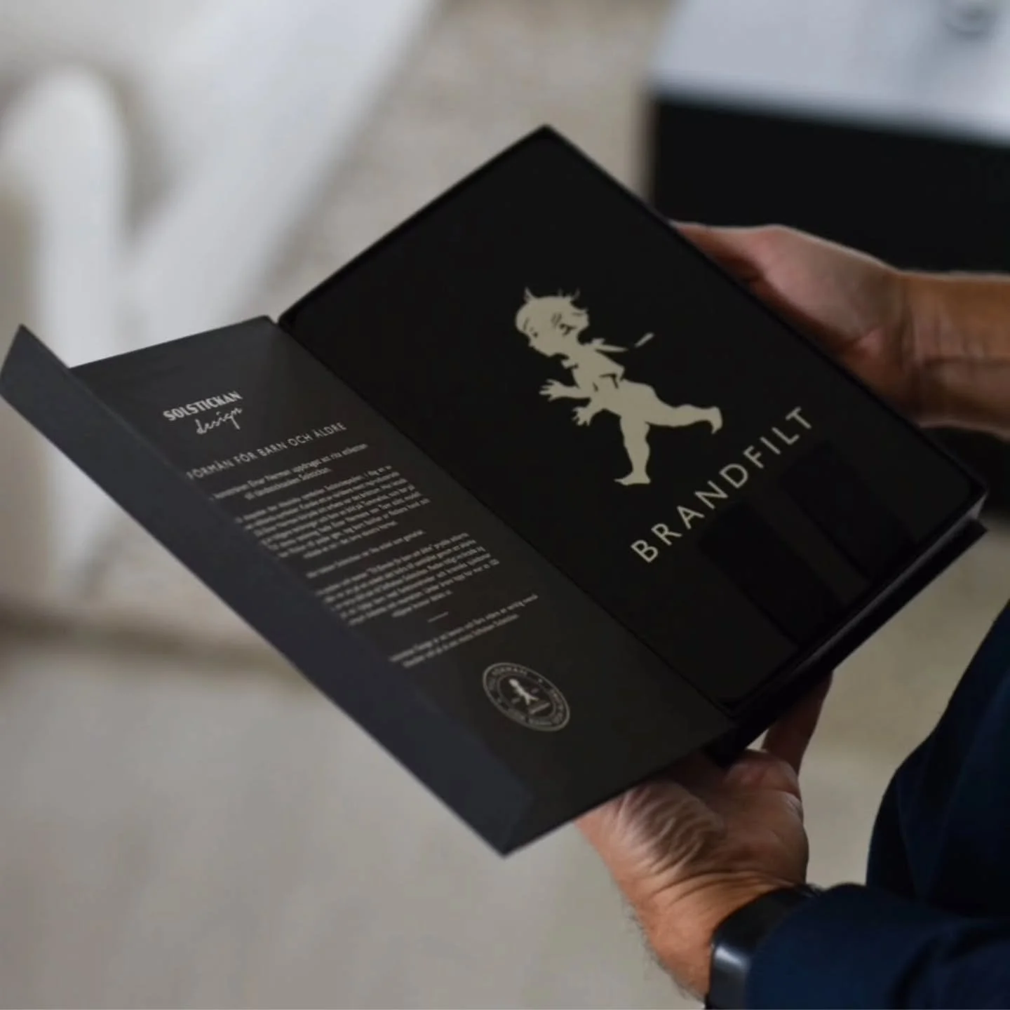 Brandfilt i tjusig table book-fodral🖤 perfekt studentpresent!