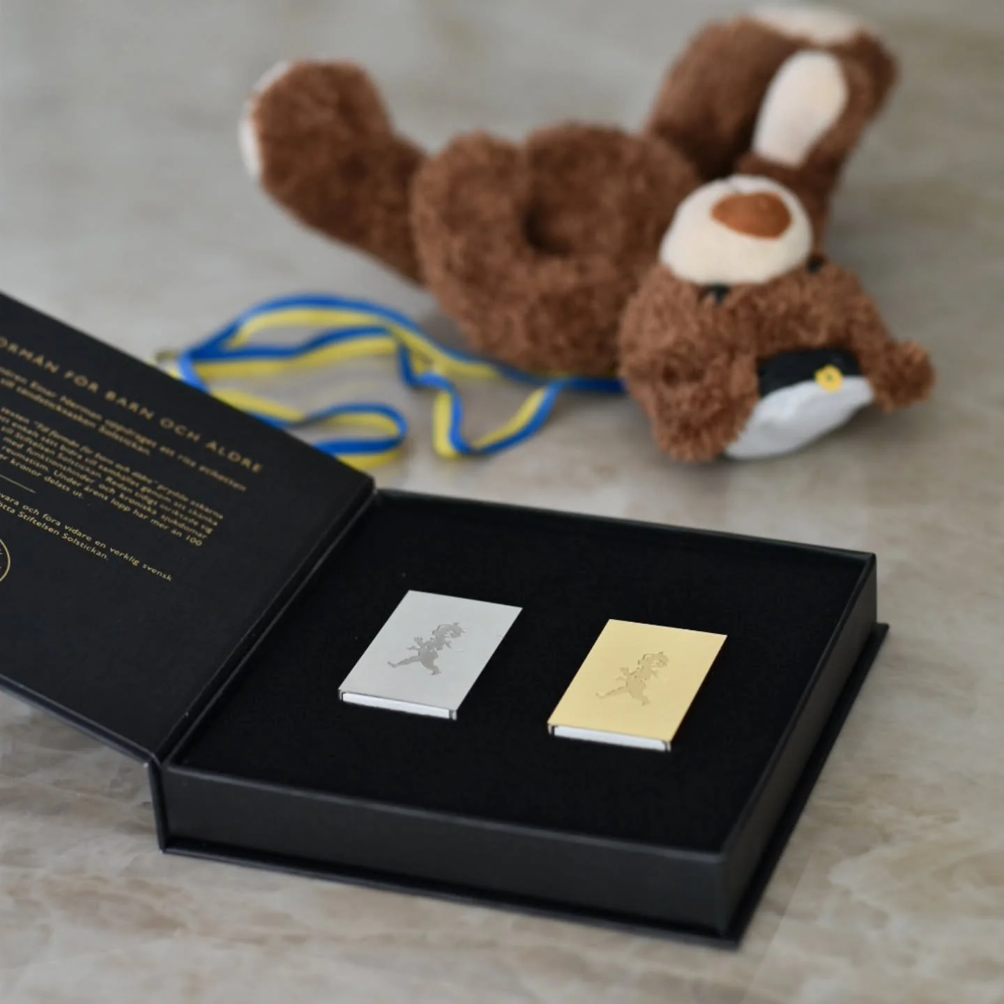 &Auml;r du ute i sista stund? Vi har student-och examenspresenter i stiliga askar s&aring;som detta kit 💙💛

T&auml;ndsticksfodralen i m&auml;ssing och elegant silver &auml;r designade f&ouml;r de mindre t&auml;ndsticksaskarna. Perfekta i handen, va