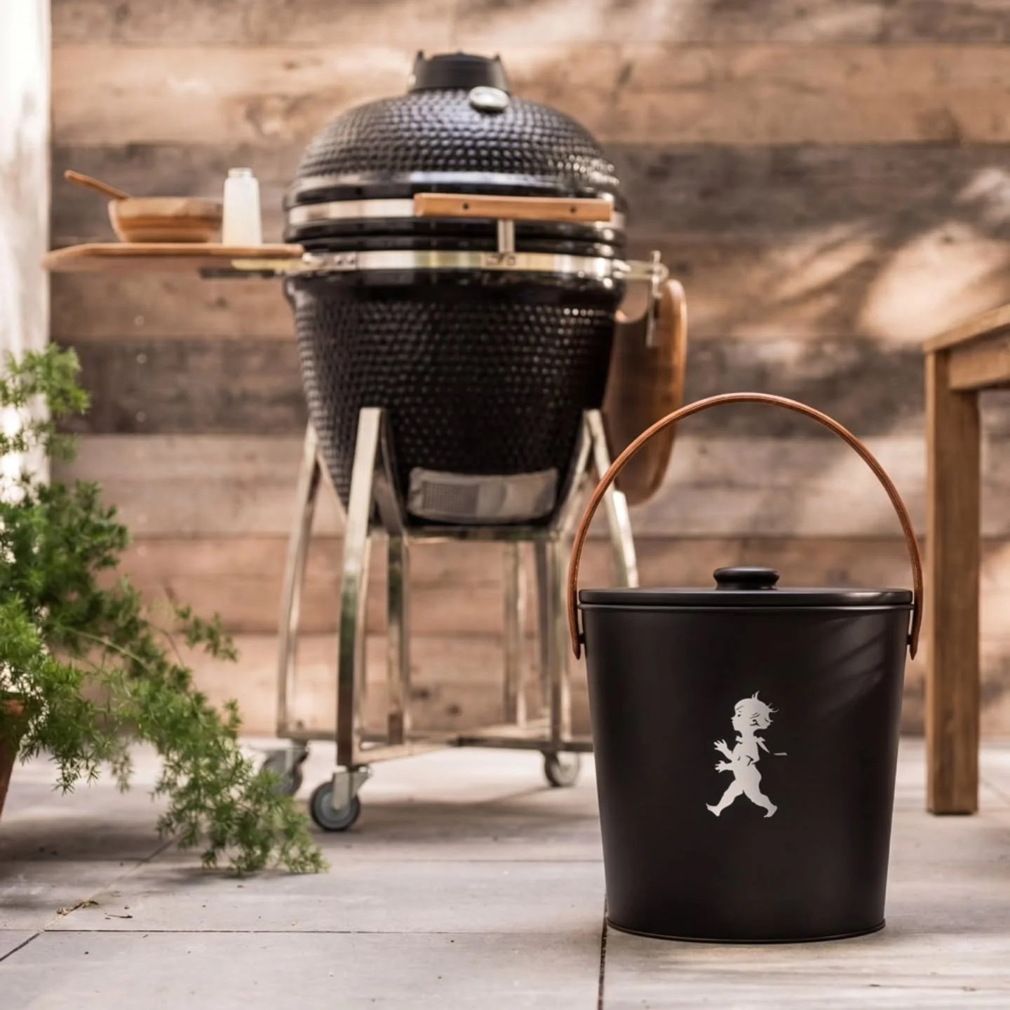 Askhinken &auml;r &aring;ter i lager 🖤🔥 lika perfekt vid grillen som inne vid kaminen!

Ni hittar den i produkttaggen
