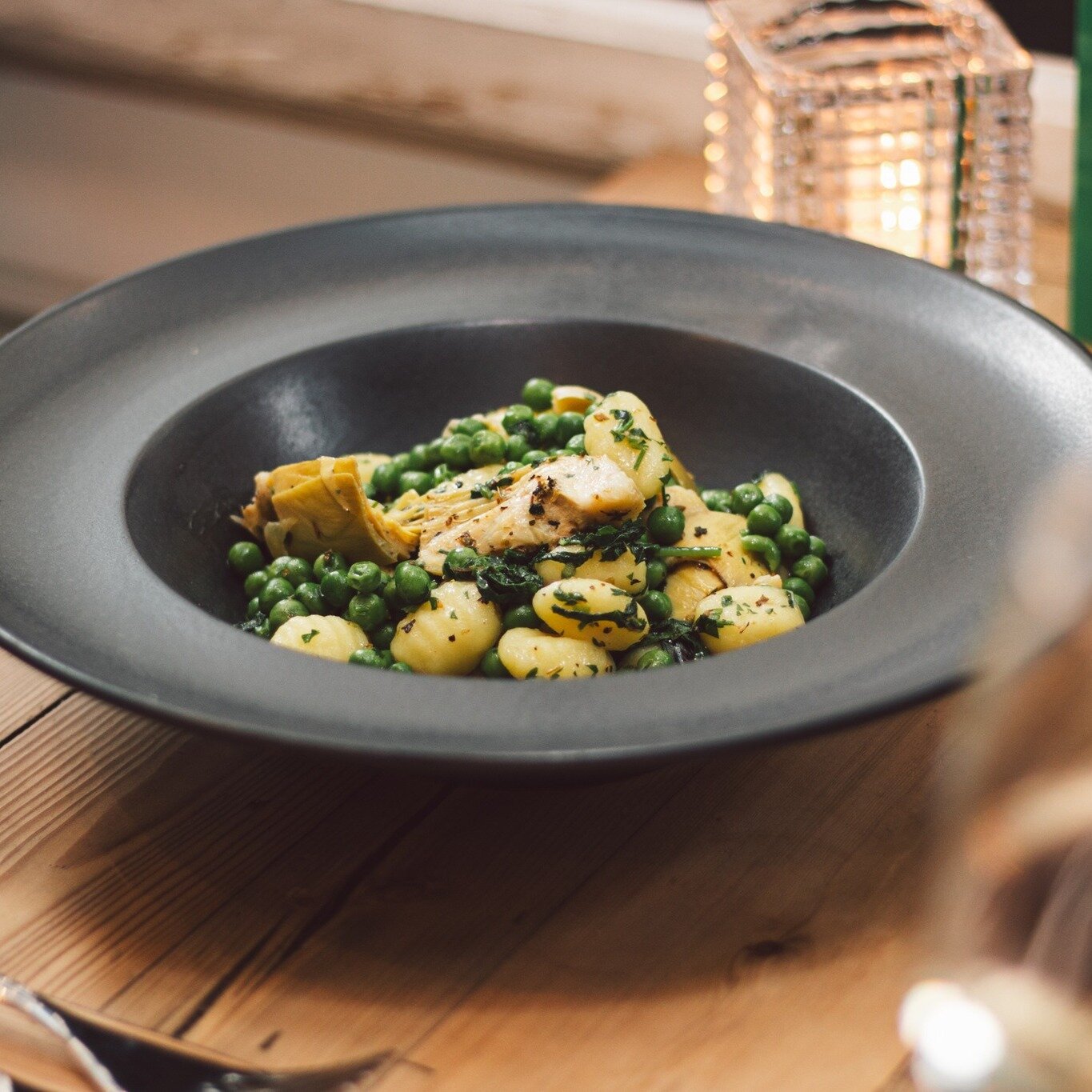 Our bowl of gnocchi is vegetarian, vegan and delicious!

Pan fried artichoke and peas with potato gnocchi, finished with garlic, mint and parsley. Simple and fresh and perfect for this April day.

 #LeicesterSquareEats #independentitalianrestaurantlo