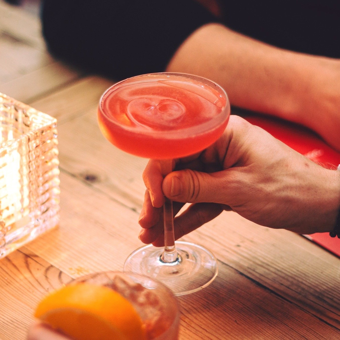 Happy National Cosmopolitan Day!

Vodka, triple sec, cranberry juice, lime. Such classic punchy flavours and we love it! 
Carrie from Sex and the City may have claimed it as hers, but we can all enjoy it!

#Cosmopolitan #CosmoLove #LondonCosmo #CityS