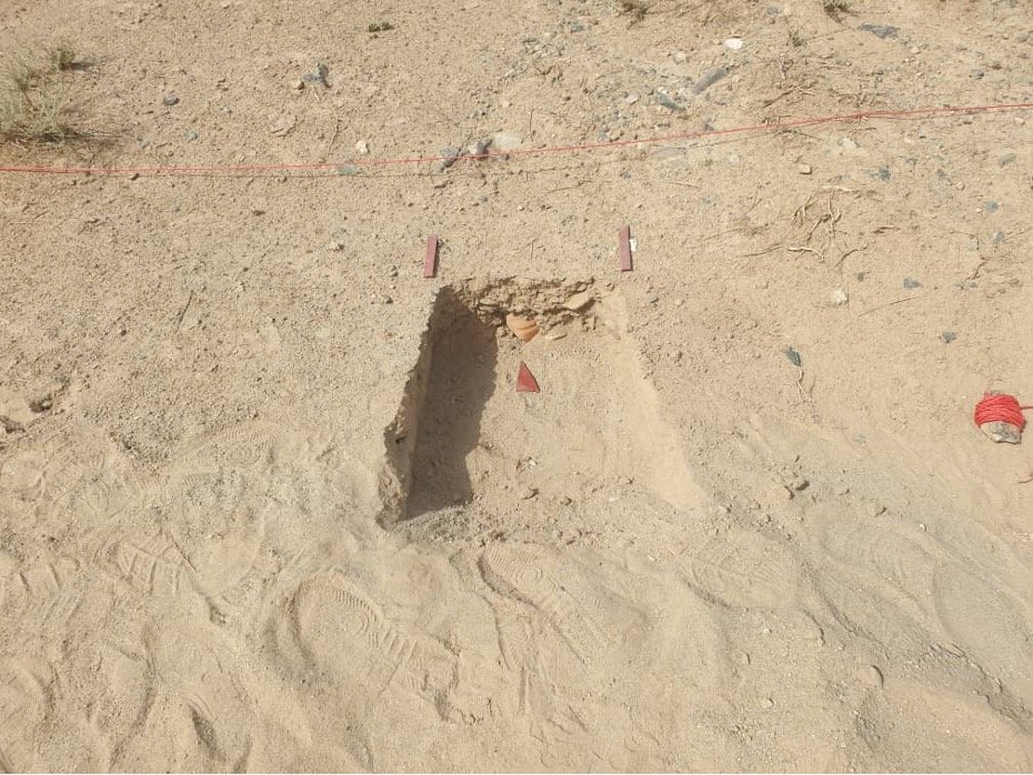  A close-up view of a marked location in the sand,  indicating the presence of a UXO, highlights the crucial identification phase in mine clearance operations. 