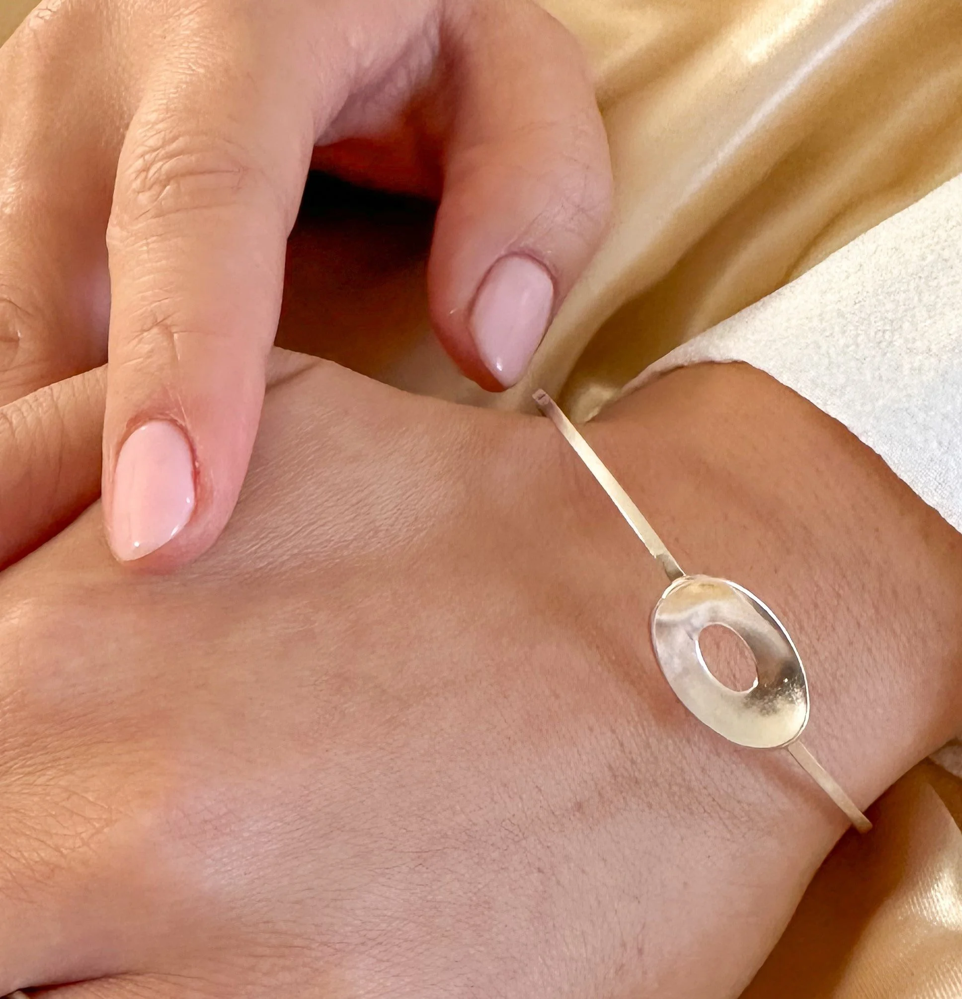 BC_floating_oval_bangle_Lifestyle.JPG