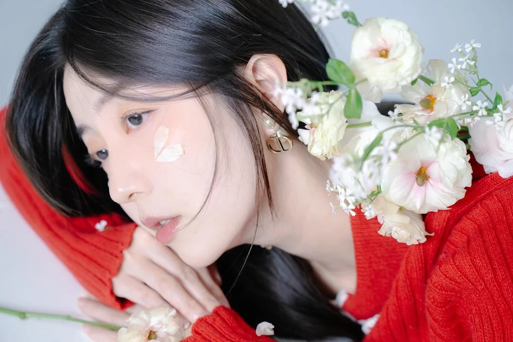 During my first trip to Korea, I finally got the chance to experience a private photo studio. The photographer was incredibly friendly and paid great attention to adjusting all the details for me. I had to book the reservation almost two months in ad