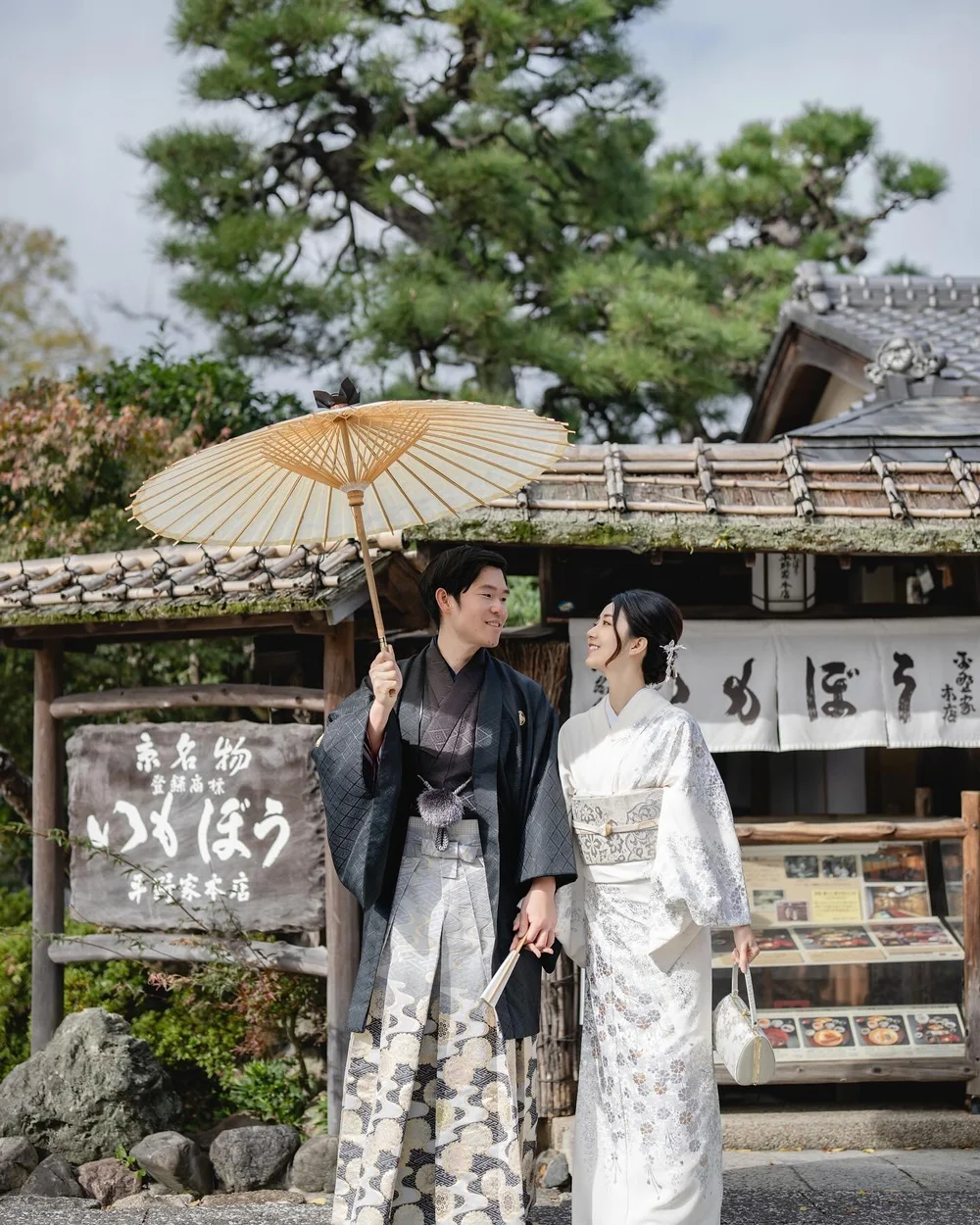 Even though it was my first time visiting Kyoto and I missed the autumn foliage season 🍁, I still had so much fun walking around Ninenzaka and yasaka shrine in a kimono. 

Huge thanks to the photographer @sintoku199x for being so patient and guiding