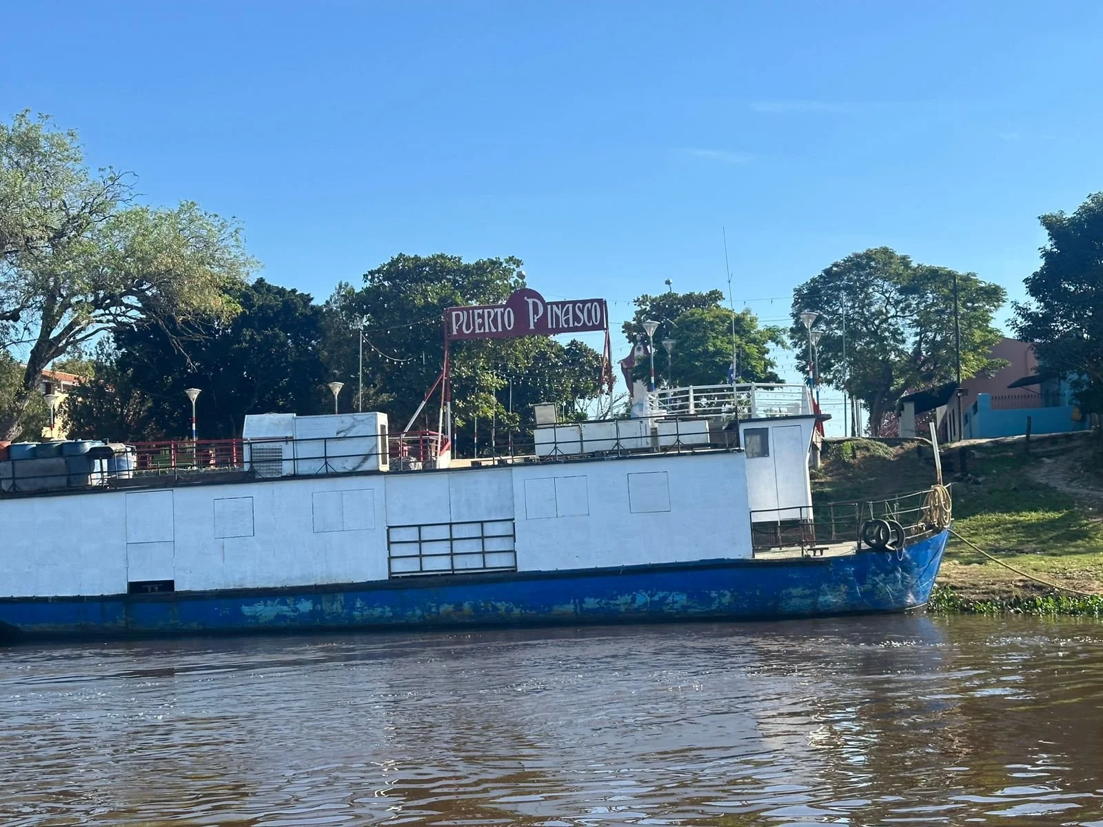 Viaje misionero a la comunidad indígena Angaité en la región chaqueña, a orillas del río Paraguay