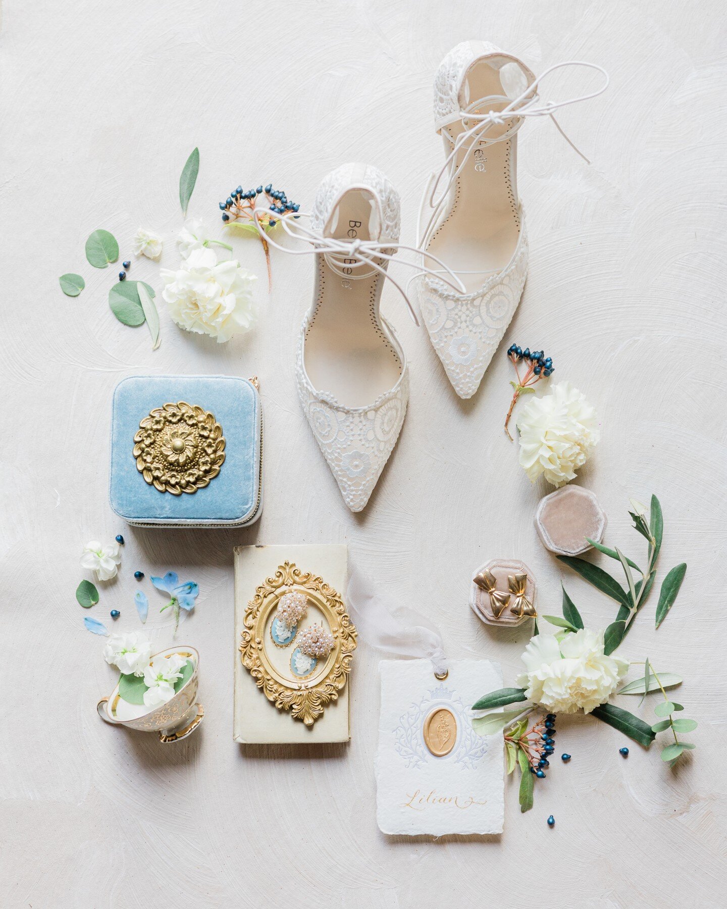 🇮🇹 Toni delicati per questo meraviglioso flat lay.
🇺🇸 Delicate tones for this wonderful flat lay.
-
Venue: Villa Cetinale @cetinale
Workshop Host: AMV Retreats @amv_retreats
Planning, Styling + Design: AMV Weddings @amv_weddings
Florist: Flowers 