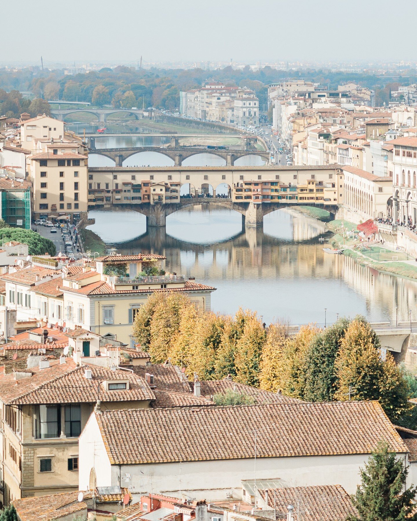 🇮🇹 Chi visita Firenze non pu&ograve; perdersi una passeggiata serale su #pontevecchio . Di notte infatti, quando le porte in legno delle botteghe si chiudono facendole sembrare quasi dei forzieri, l'atmosfera diventa ancora pi&ugrave; suggestiva e 