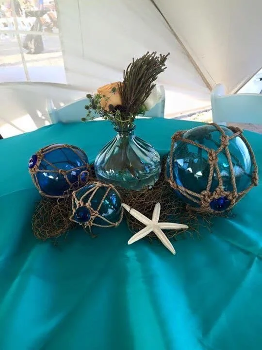 Shipwreck theme decor with table, linen and decor design. 