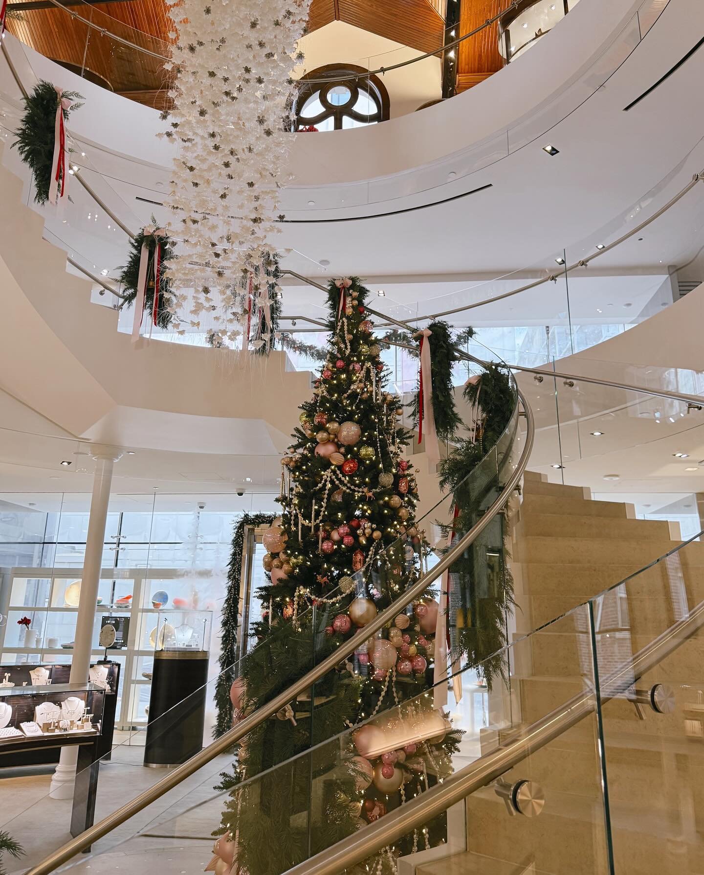 OC Tanner Holiday Sparkle 💎❄️
Still dreaming of last week&rsquo;s styling project for @octannerjewelers &mdash; pale-pink fashion, luminous jewels, and the most incredible team.

Thank you to our beautiful models:
@kera_thompson @rosettemodel Denise