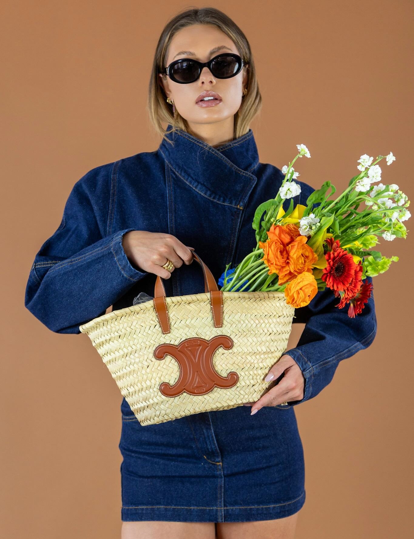 In full bloom on set with @kennedyshaver at @DistriktF &mdash; styled with fresh Farasha-fave pulls for the Spring Edit with @bagcrush. 👜🌸

With a floral-forward focus, the set came to life through vibrant arrangements by @aliprentince, bringing al
