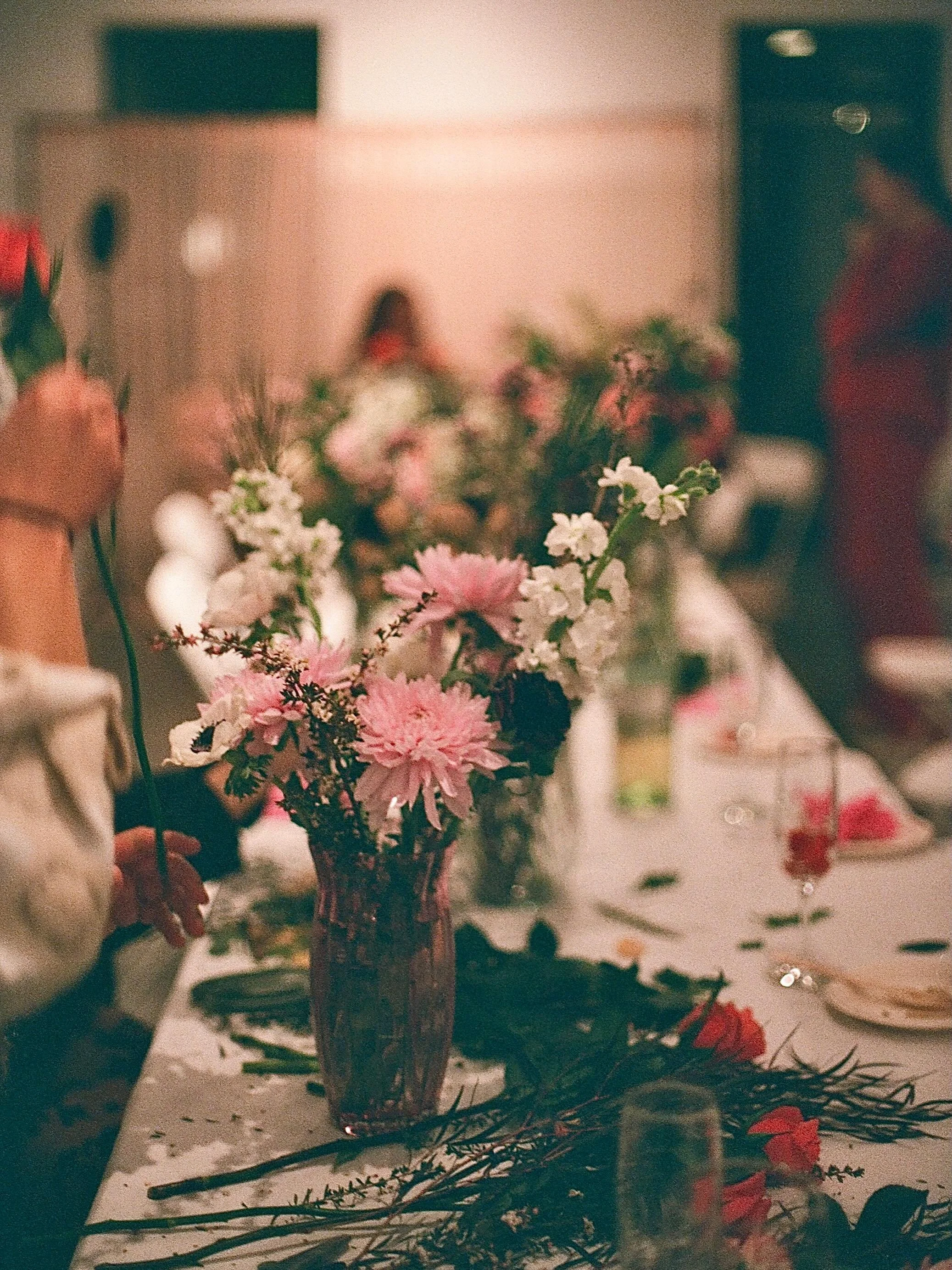 April showers &amp; May flowers 🌸🥂

From build-your-own bouquet bars to waffles &amp; wine pours, we love creating gatherings rooted in sisterhood, style, and signature details.

Throwing it back to our Galentine&rsquo;s soir&eacute;e 

💐Florals b