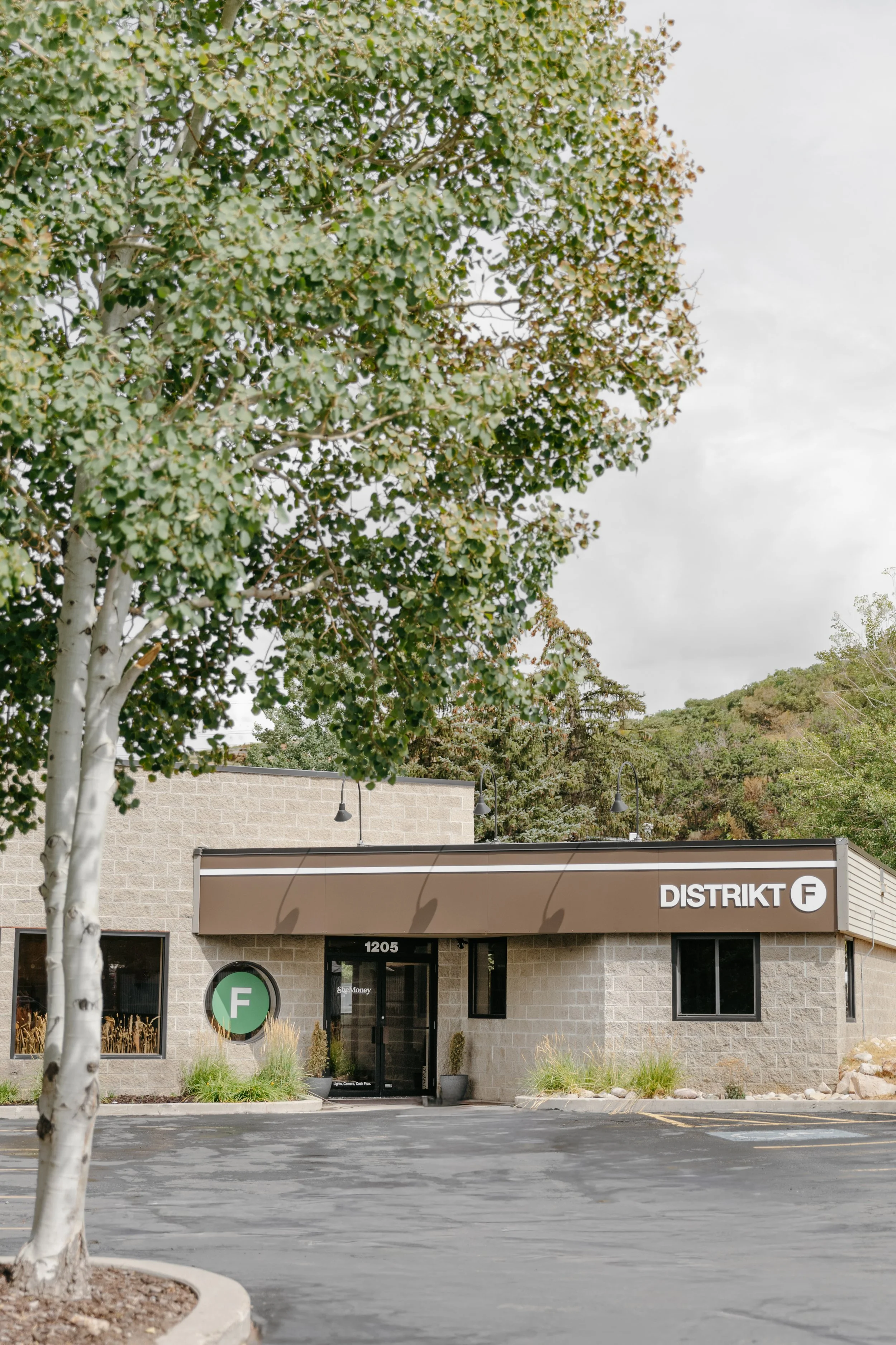 DistriktF Park City building surrounded by mountains and aspen trees. DistriktF Park City Utah Rental Space.
