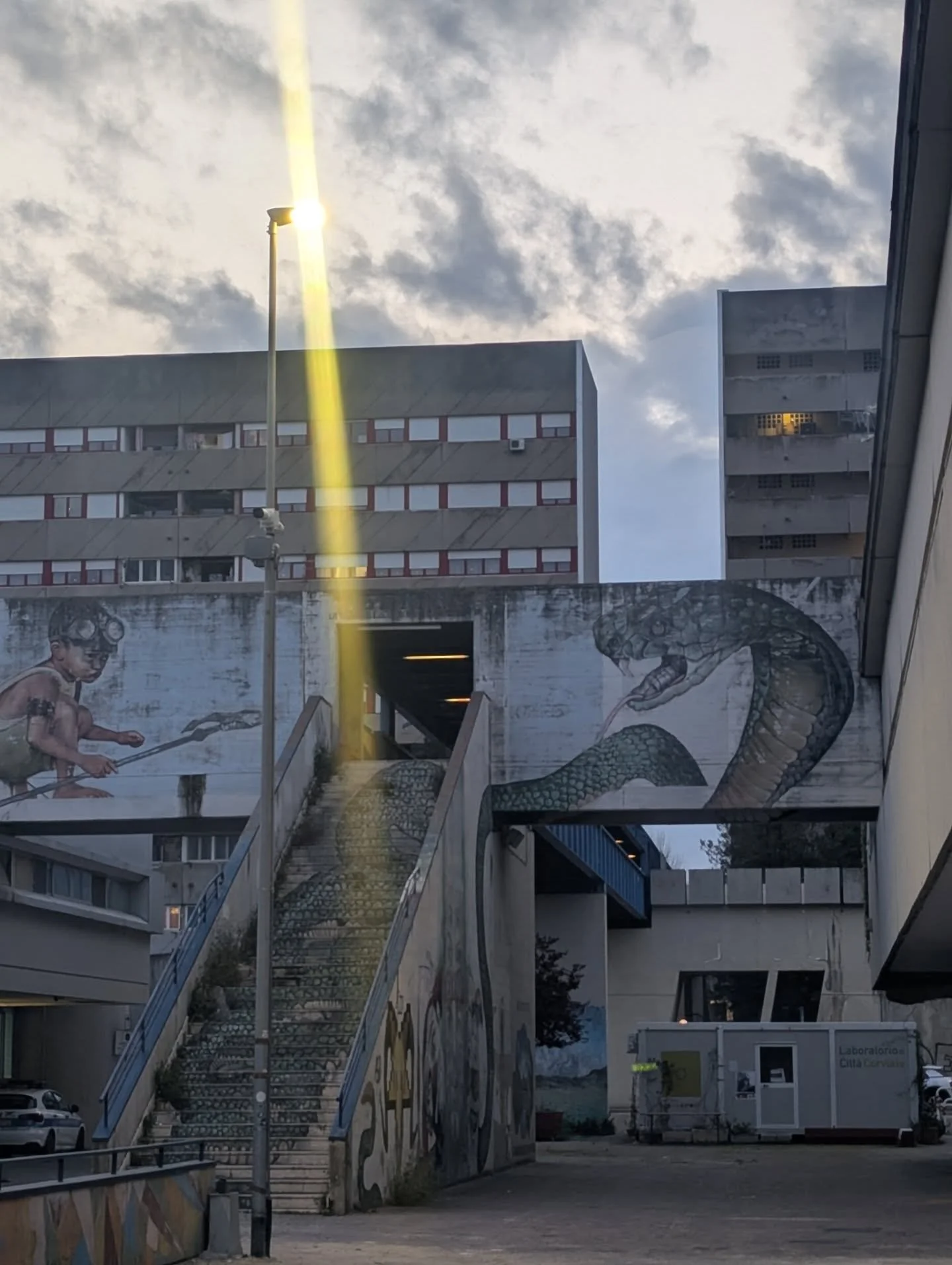 Troppi semafori, tanti semafori, ma non ci hanno fermati per arrivare dalla Coin di San Giovanni fino al Serpentone di Corviale.

&Egrave; finalemente uscita la puntata del podcast "Er traffico de Roma". 

Una passeggiata in macchina per sc