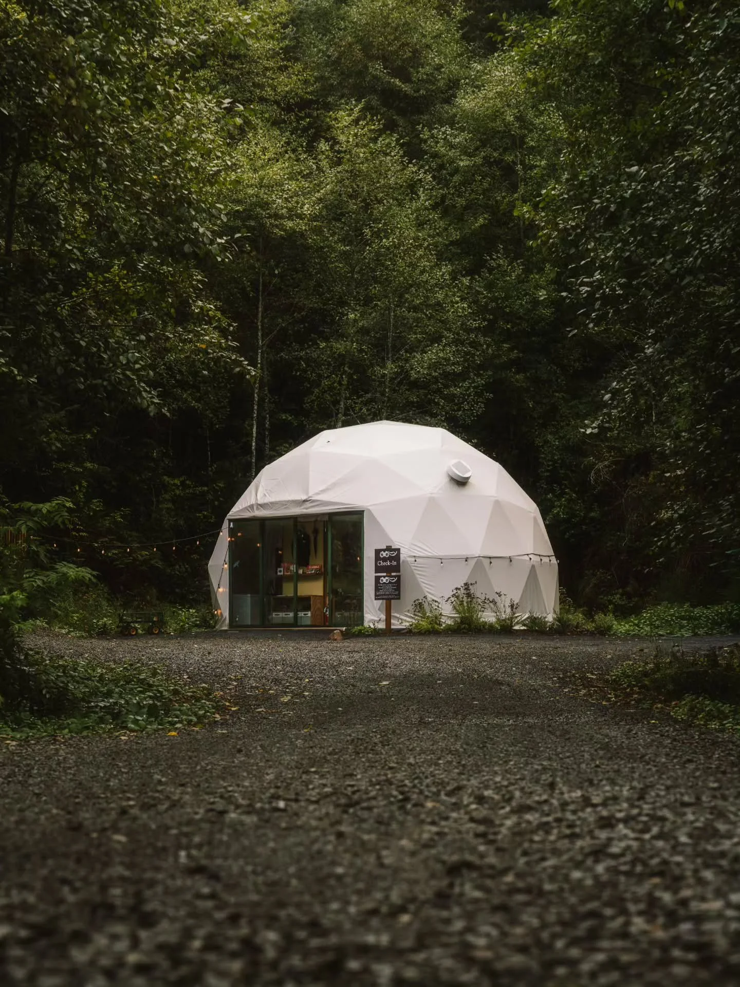 Here’s the latest from Two Capes: Plenty of domes open for midweek stays this week 👌 Perfect timing for forest walks, foraging, and fishing (the 3 F's of fall at the coast!).
ONLY 1 dome left for our first music + tasting weekend (F