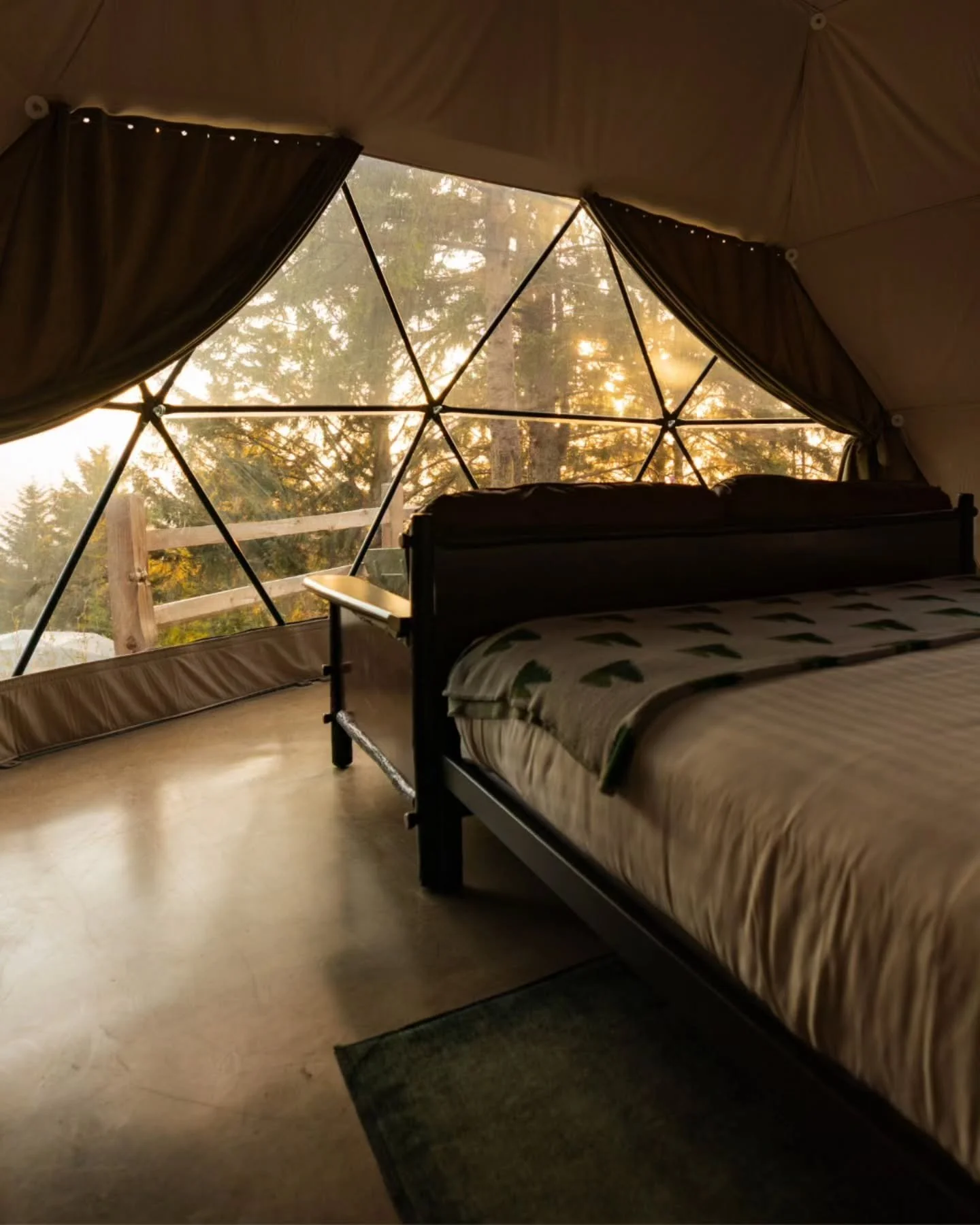 Looks like the atmospheric river is finally calming itself for the weekend, and the coast is settling back into that soft winter glow. 🌧✨ 

Which is 💫perfect timing💫 because Flat Bridge is performing live old-time stringband music at Two Capes THI