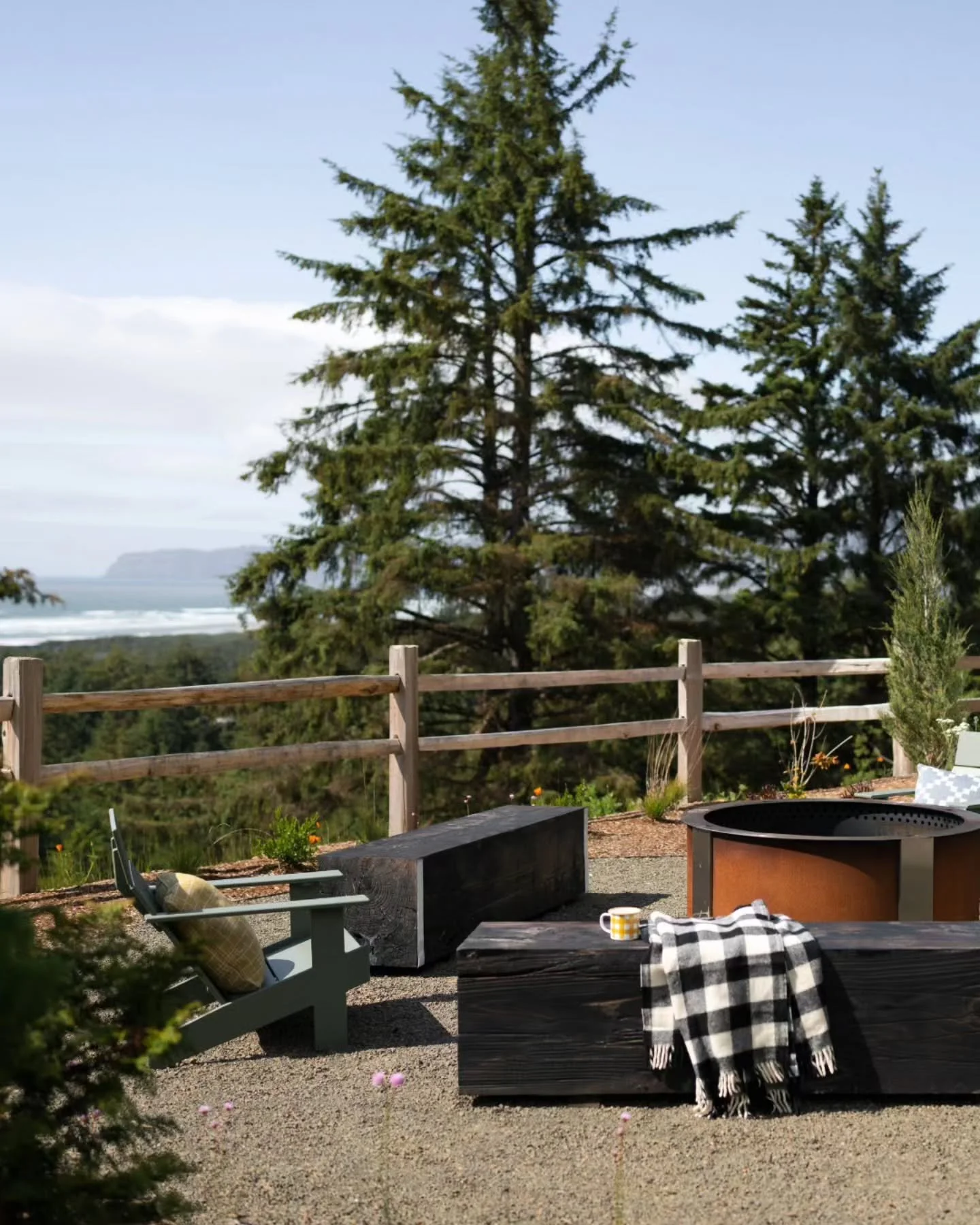 Good morning ✨️ we're right in the middle of holiday mode over here, so here's a quick NYE availability update (esp. perfect if your new year's resolution includes more adventures and more outdoor beauty!)

1 cabin left - NYE only
3 domes left NYE ni