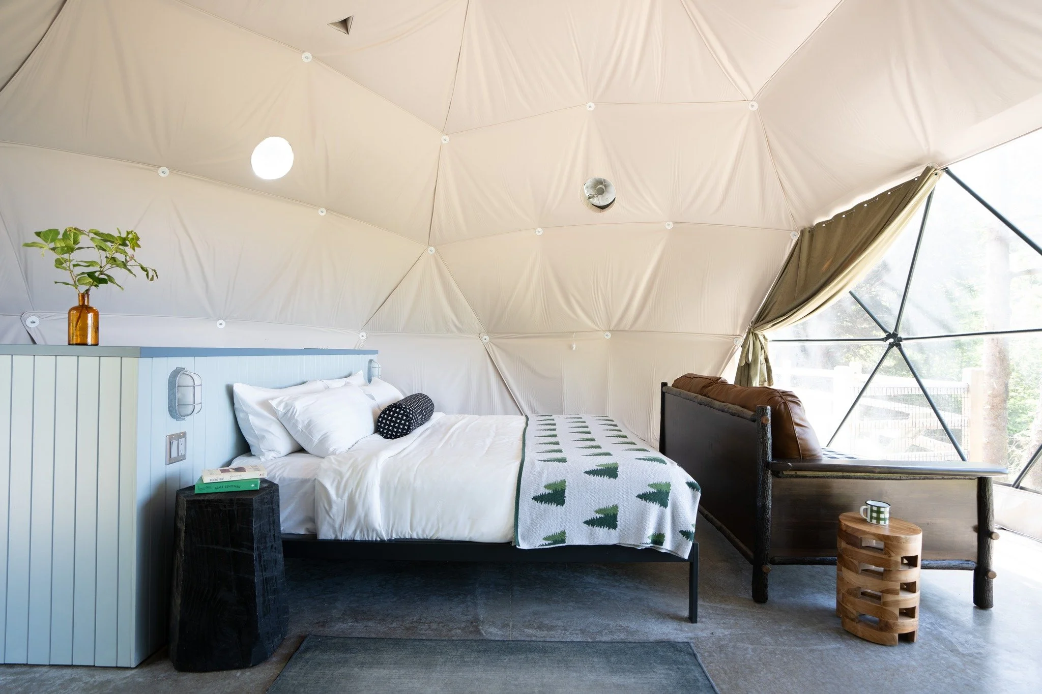 This is what glamping looks like when it grows up.

Plenty of light, plenty of space, and just enough structure to still feel like you&rsquo;re camping&mdash;comfortably.

See available dome dates on our website or link in bio!
�#LuxuryGlamping #PNWS