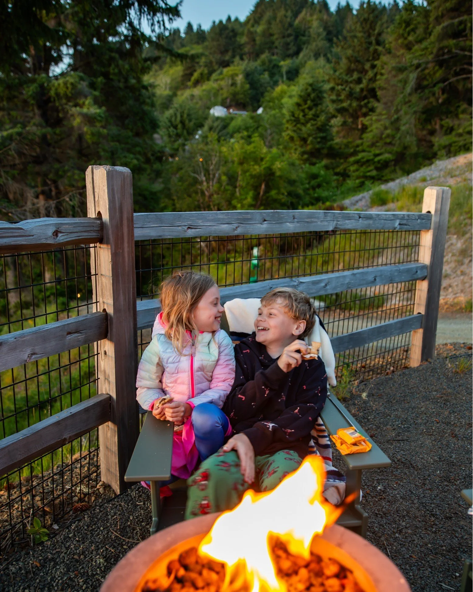 The moments they&rsquo;ll remember most usually look a lot like this. ✨ Sticky s'mores fingers, stories around the fire, and slow nights together on the Oregon Coast.

📷 @britt.eisele

#TwoCapesLookout #OregonCoast #PNWTravel #GlampingOregon #Pacifi